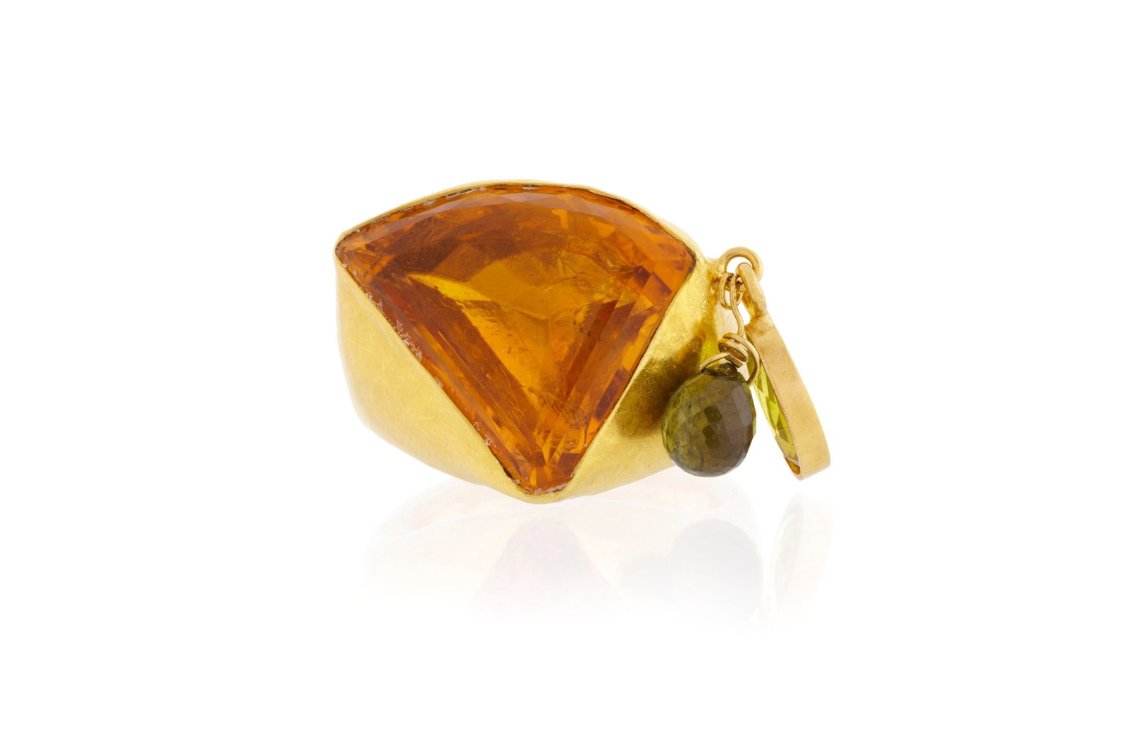 Bague or 916 sertie d'une citrine et retenant des tourmalines vertes en pampille, l'une taillée: Bague or 916 sertie d'une citrine et retenant des tourmalines vertes en pampille, l'une taillée en briolette et l'autre piriforme, doigt 51-11, 10g Condition Monture: Bon état de conservatio
