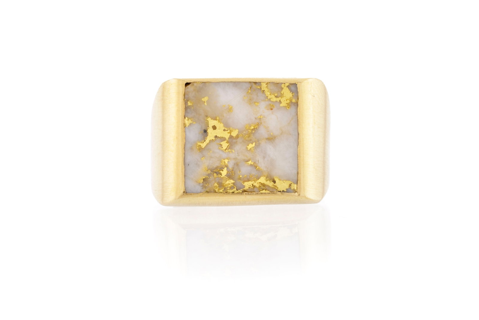Bague or 750 ornée d'une plaque de roche mère avec un dépôt aurifère, doigt: Bague or 750 ornée d'une plaque de roche mère avec un dépôt aurifère, doigt env. 46-6, 12g Condition Bon état de conservation général. Présence de rayures