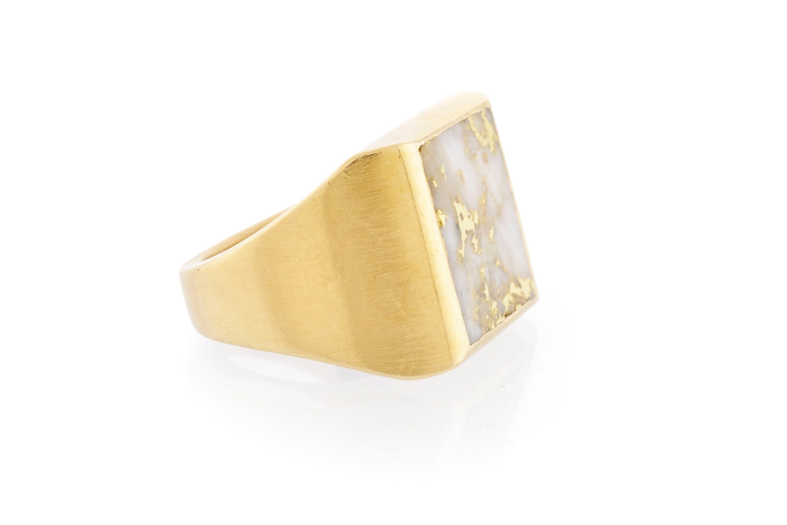 Bague or 750 ornée d'une plaque de roche mère avec un dépôt aurifère, doigt - 2
