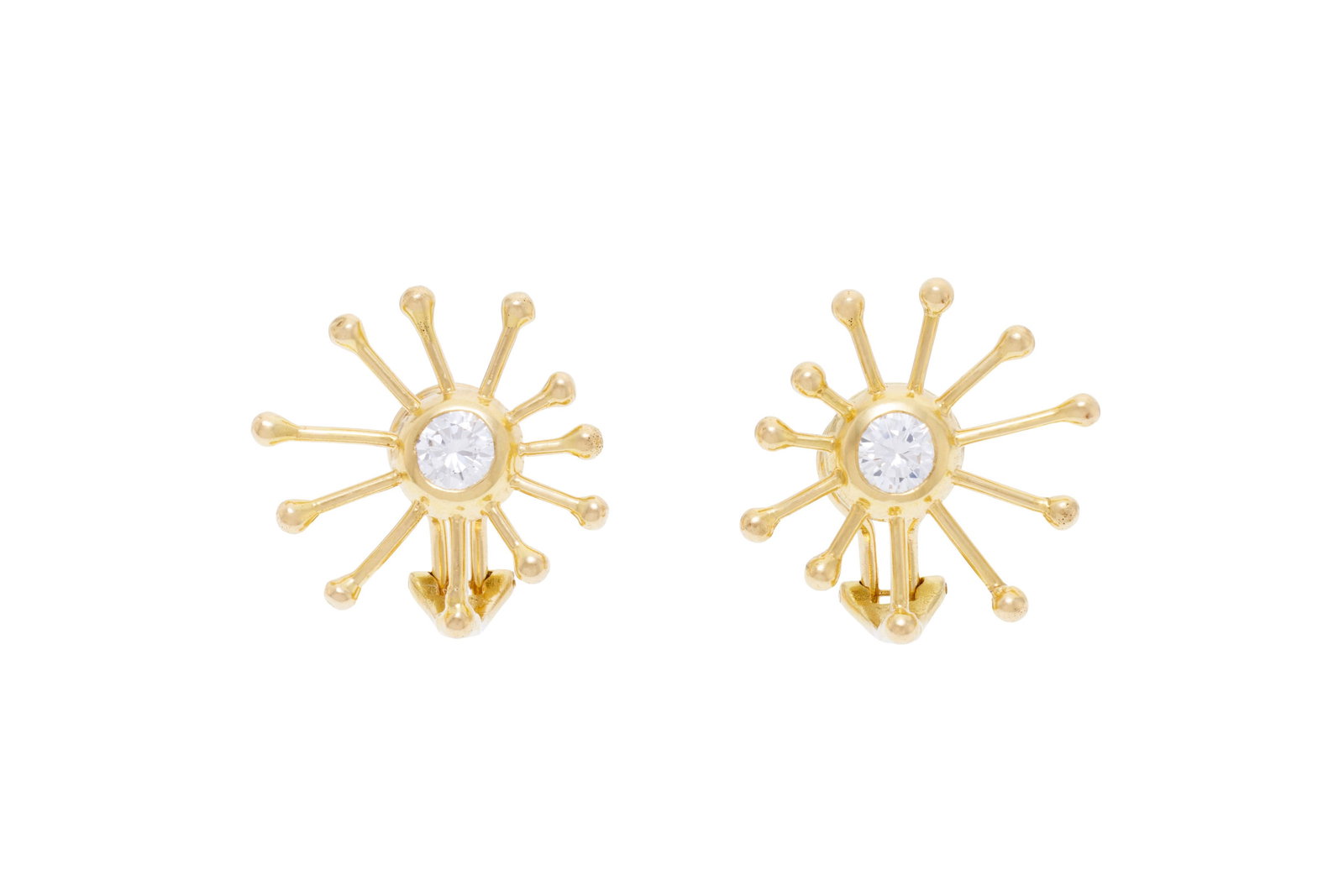 Paire de clips d'oreilles or 750 à motif rayonnant sertis de deux diamants taille brillant (env: Paire de clips d'oreilles or 750 à motif rayonnant sertis de deux diamants taille brillant (env. 0.5 ct chacun), h. 2.2 cm, 7g Condition Bon état de conservation général.