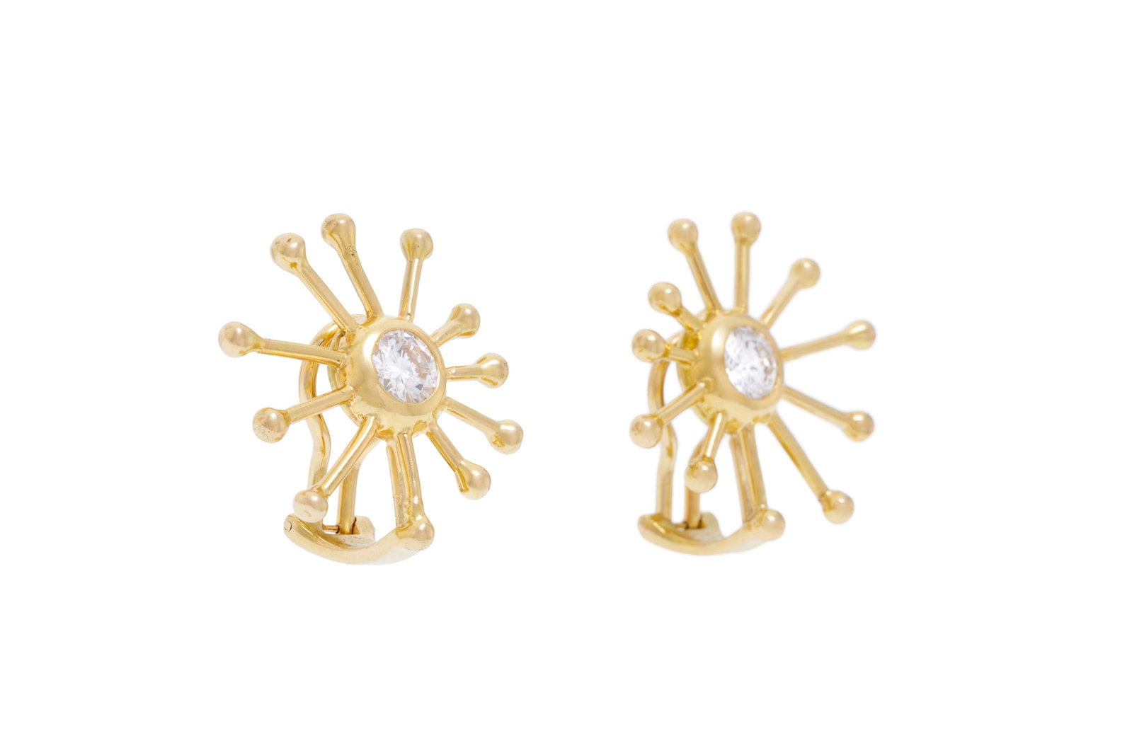 Paire de clips d'oreilles or 750 à motif rayonnant sertis de deux diamants taille brillant (env - 2