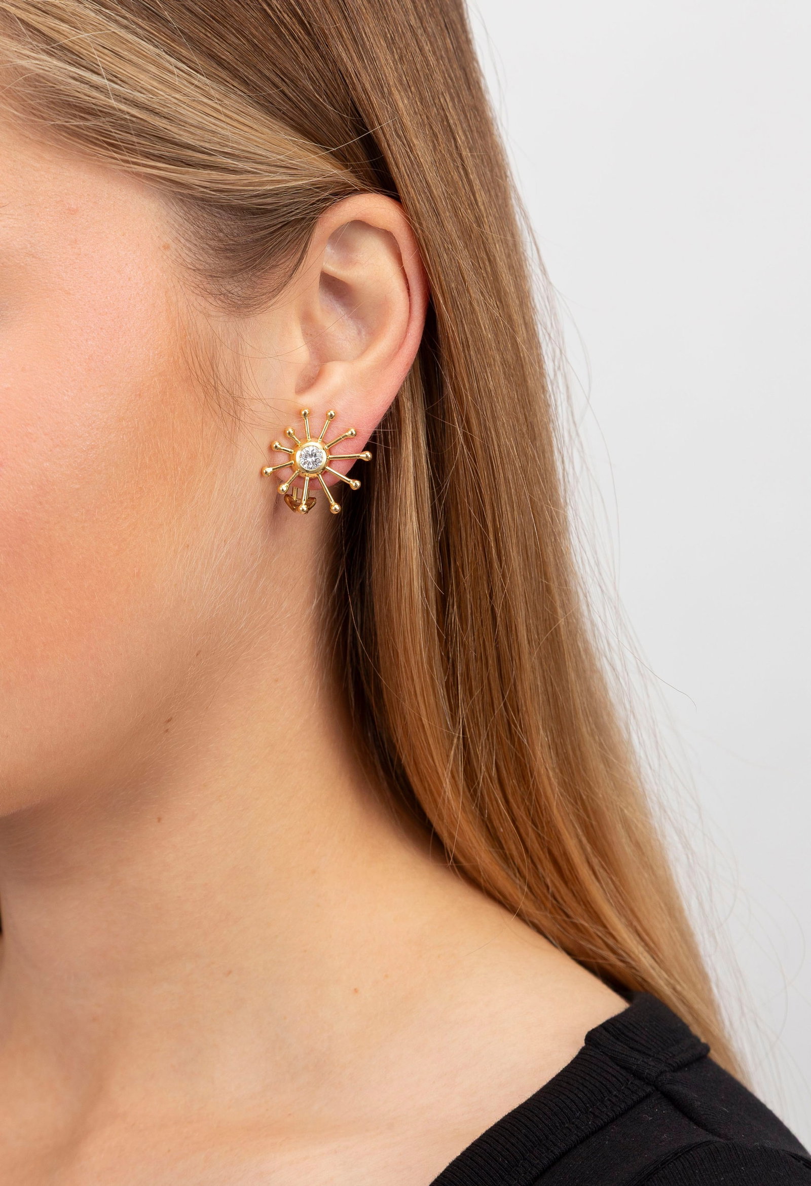 Paire de clips d'oreilles or 750 à motif rayonnant sertis de deux diamants taille brillant (env - 4