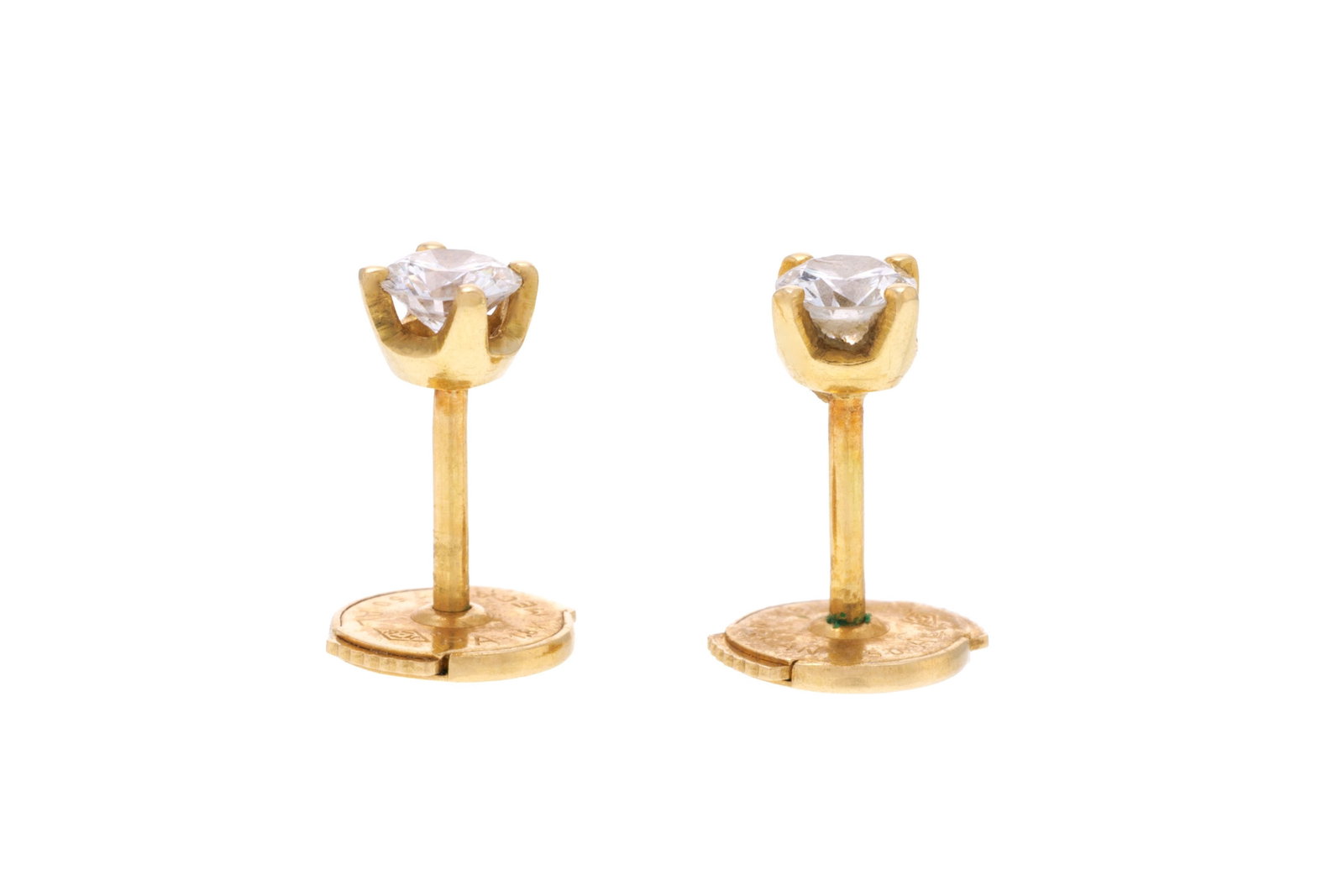 Paire de clous d'oreilles or 750 sertis de diamants taille brillant (env. 0.15 carat chacun): Paire de clous d'oreilles or 750 sertis de diamants taille brillant (env. 0.15 carat chacun) Condition Bon à très bon état général. Présence de micro rayures d'usage