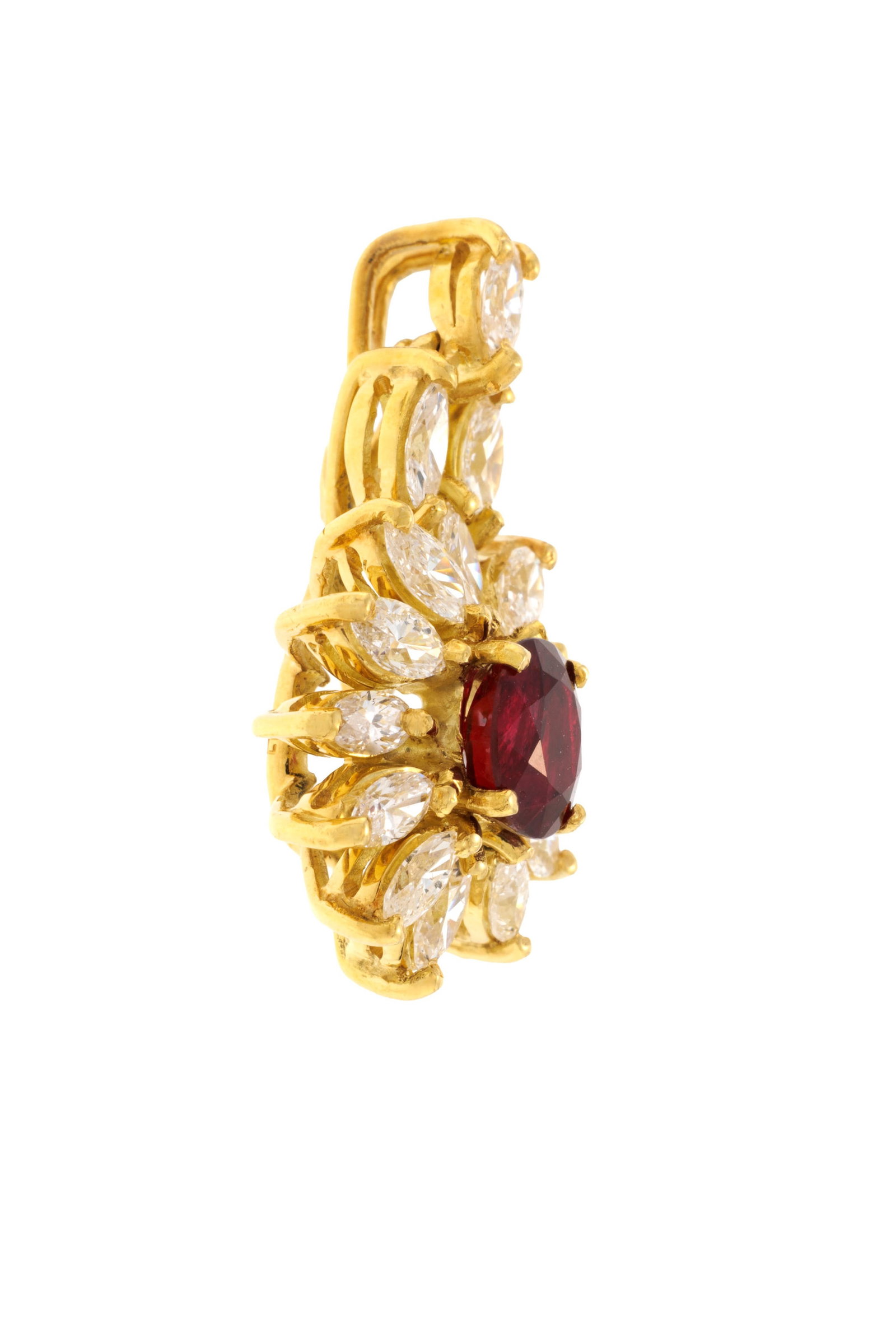 Pendentif or 750 serti d'un rubis ovale entouré de diamants taille marquise, h. 2.2 cm, 3g - 2