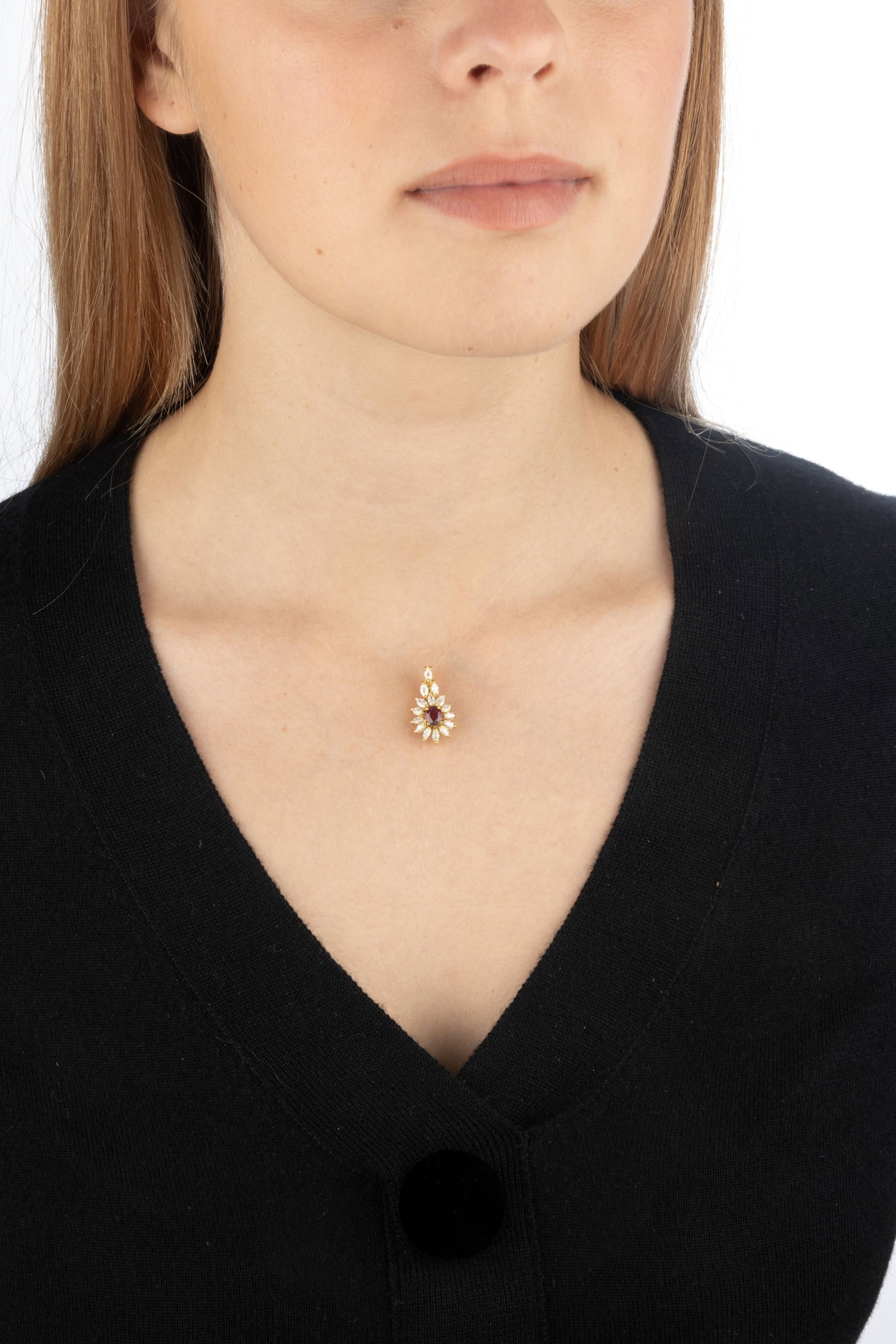Pendentif or 750 serti d'un rubis ovale entouré de diamants taille marquise, h. 2.2 cm, 3g - 4