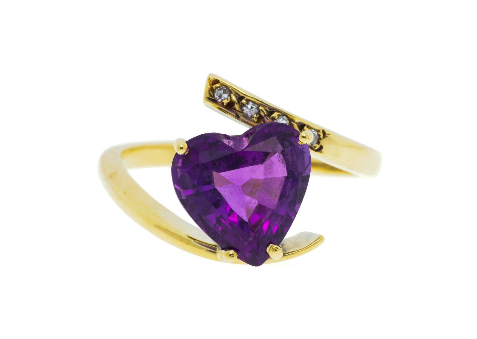 Bague or 750 sertie d'une améthyste taille cœur épaulée de diamants taille 8/8, : Bague or 750 sertie d'une améthyste taille cœur épaulée de diamants taille 8/8, doigt 55-15 Condition Monture: Bon état, présence de micro rayures. Gemmes: Bon