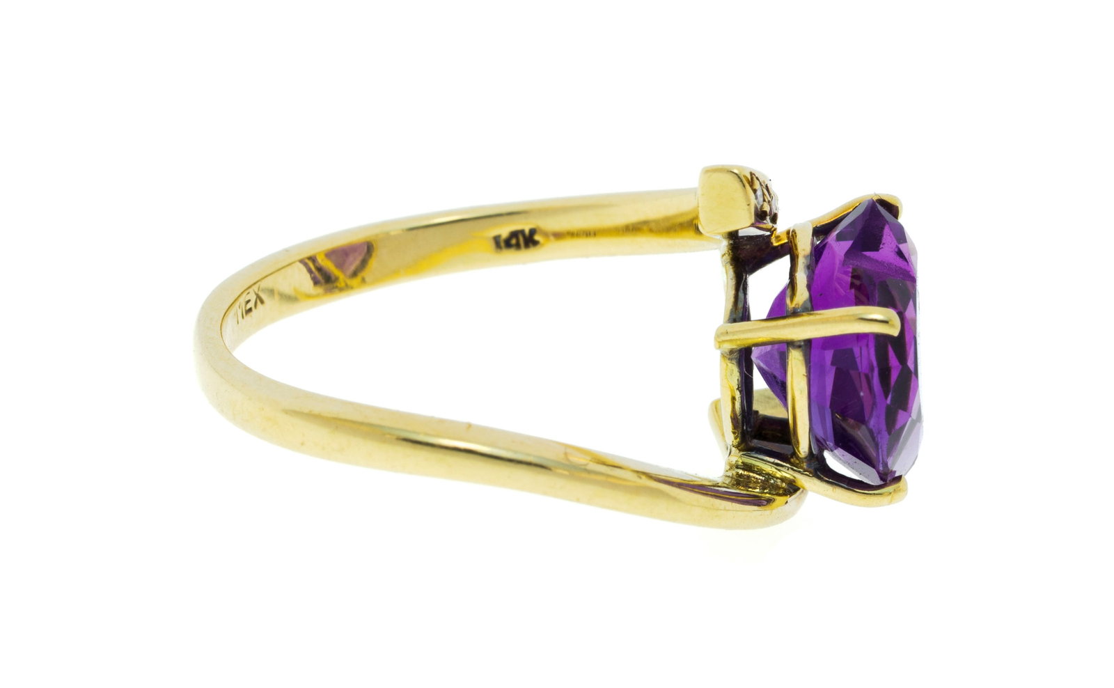 Bague or 750 sertie d'une améthyste taille cœur épaulée de diamants taille 8/8,  - 2