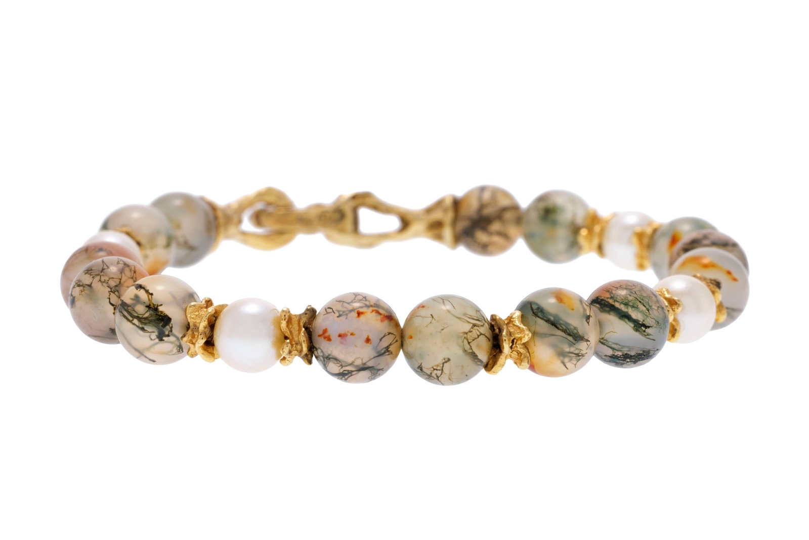 Gilbert Albert, bracelet composé de billes d'agate mousse alternées d'éléments e: Gilbert Albert, bracelet composé de billes d'agate mousse alternées d'éléments en vermeil froissé, signé, long. 18.8 cm Condition Bon état de conservation