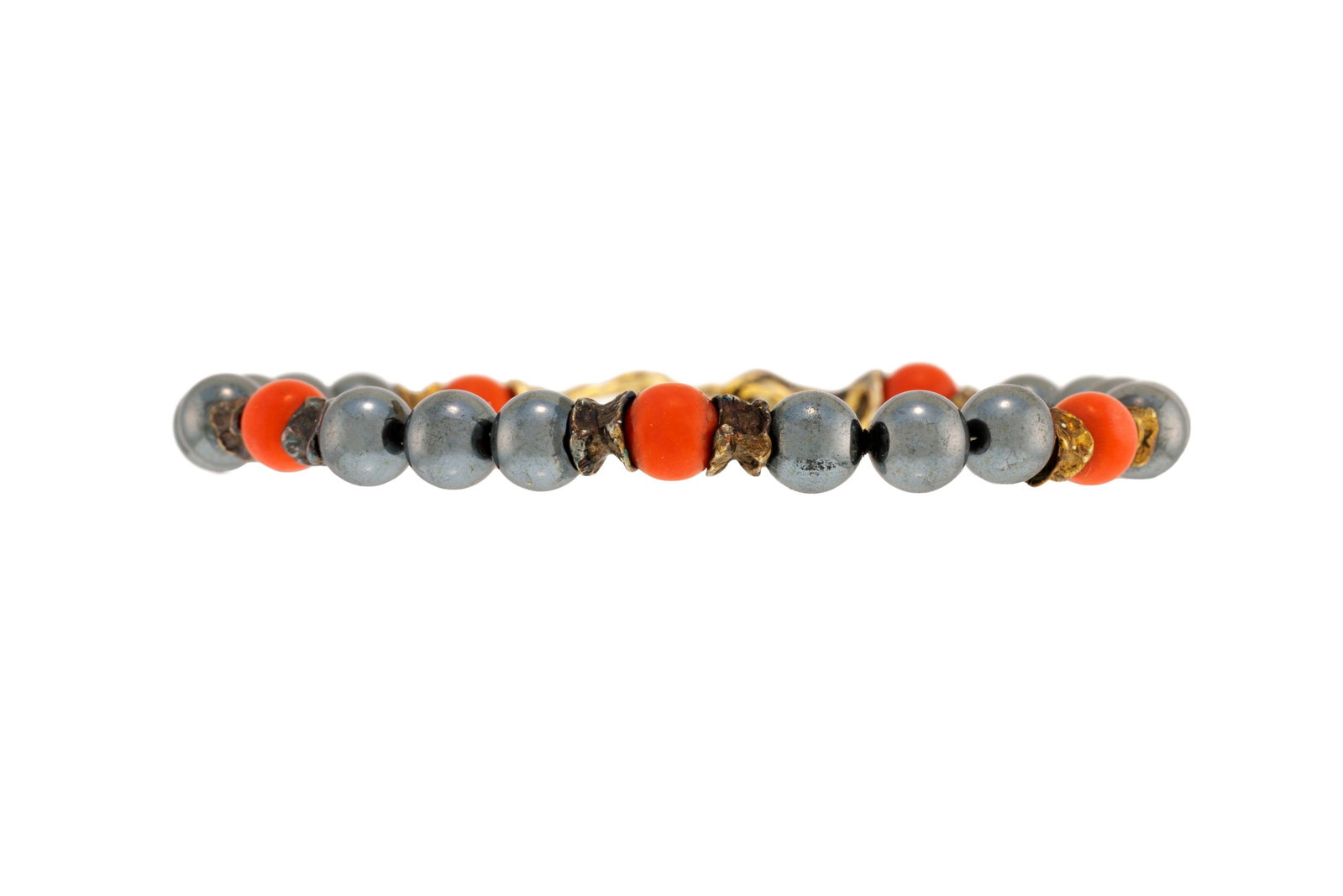 Gilbert Albert, bracelet composé de billes d'hématite alternées de corail et d'é: Gilbert Albert, bracelet composé de billes d'hématite alternées de corail et d'éléments en vermeil froissé, signé, long. 20.7 cm + Des restrictions