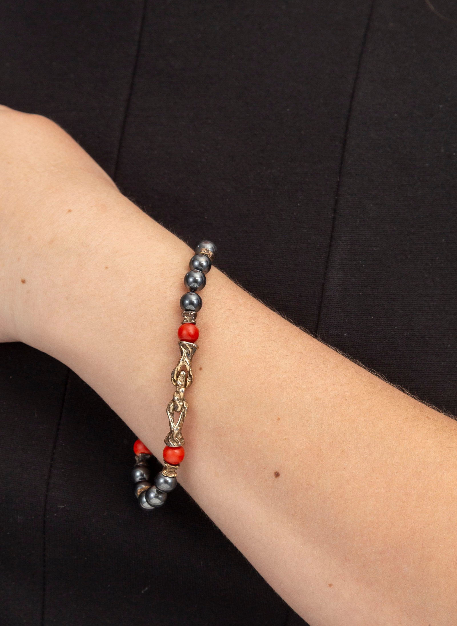 Gilbert Albert, bracelet composé de billes d'hématite alternées de corail et d'é - 4
