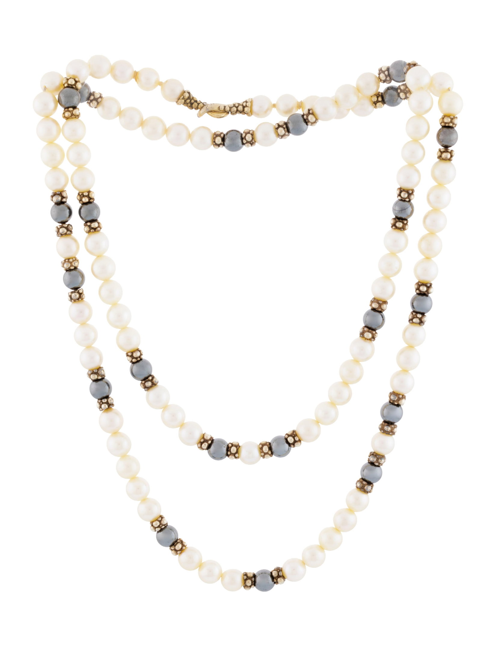 Gilbert Albert, sautoir 1 rang de perles de culture blanches alternées de billes d'hématit: Gilbert Albert, sautoir 1 rang de perles de culture blanches alternées de billes d'hématite et d'éléments en vermeil perlé, signé, long. 90 cm Condition Bon état de