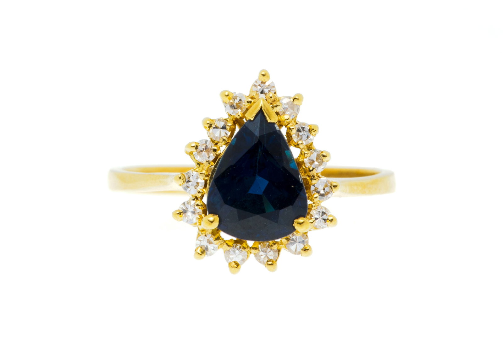 Bague or 750 sertie d'un saphir taille poire entouré de diamants taille 8/8, doigt 50-10: Bague or 750 sertie d'un saphir taille poire entouré de diamants taille 8/8, doigt 50-10 Condition Bon état de conservation général. Présence de rayure set micro rayures