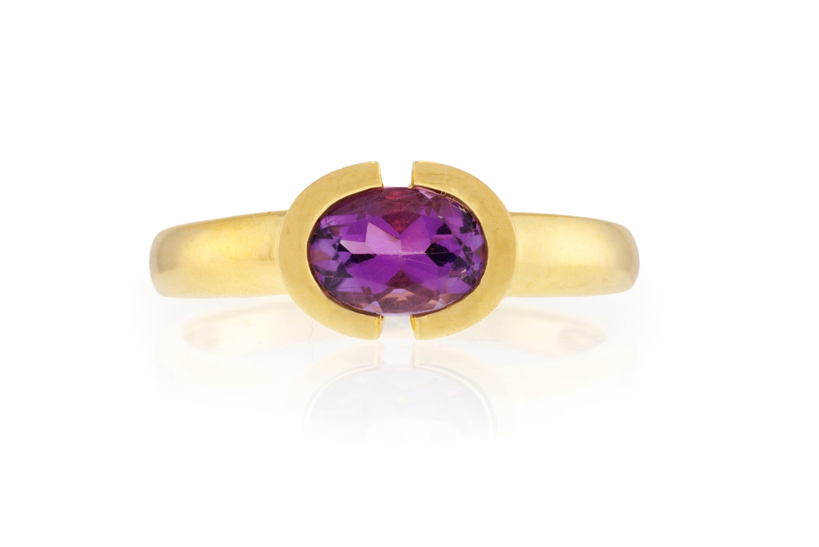 Bague or 750 sertie d'une améthyste ovale, doigt 53-13, 2g: Bague or 750 sertie d'une améthyste ovale, doigt 53-13, 2g Condition Bon état de conservation général. Présence de rayures à l'or et à l'améthyste.