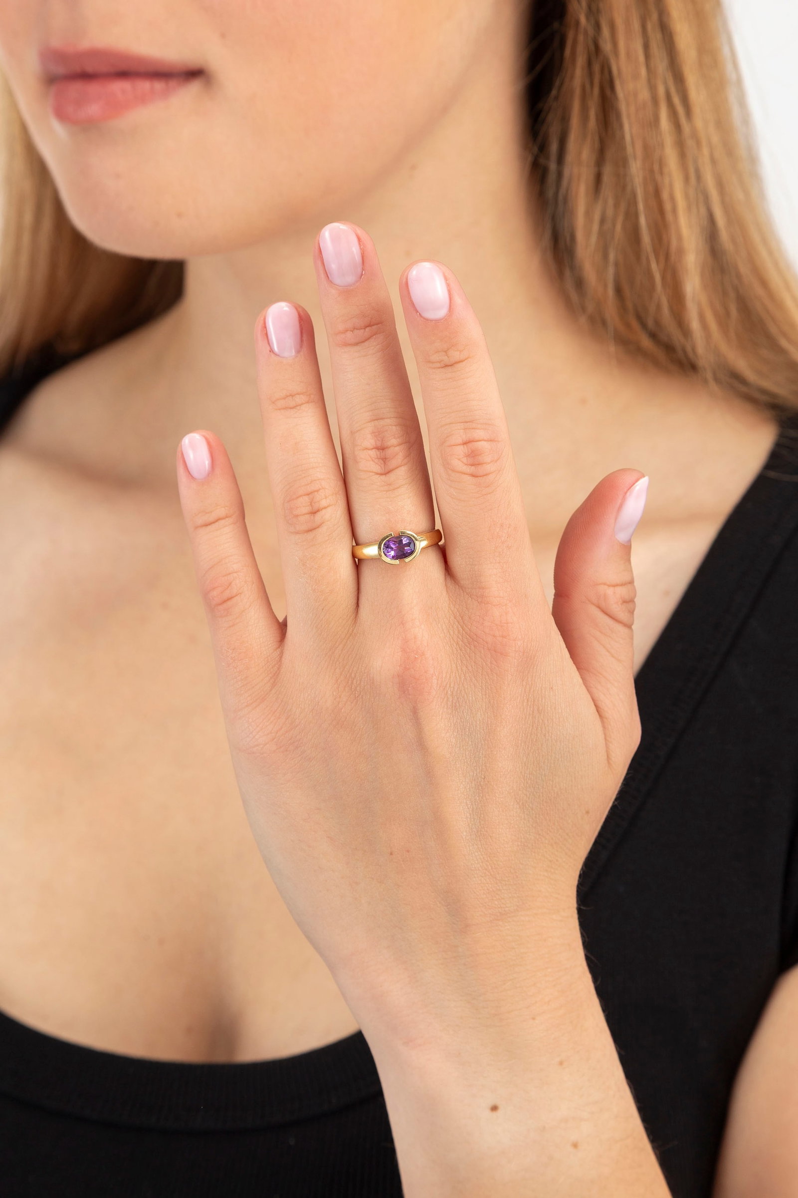 Bague or 750 sertie d'une améthyste ovale, doigt 53-13, 2g - 4