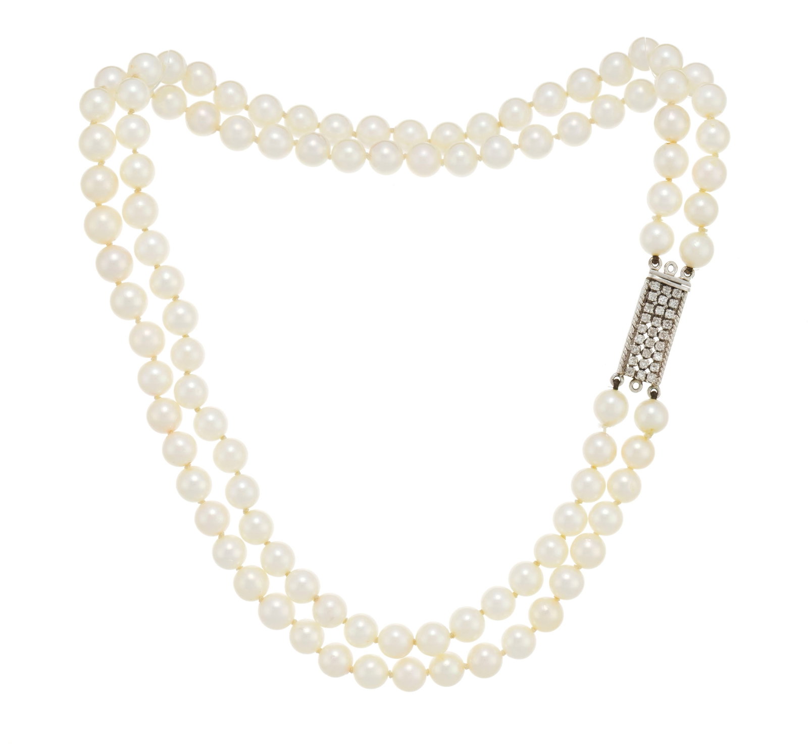 Collier 2 rangs de perles de culture blanches, fermoir en or gris 585 serti de diamants taille 8/8, : Collier 2 rangs de perles de culture blanches, fermoir en or gris 585 serti de diamants taille 8/8, long. 40 cm Condition Bon état de conservation général. Présence de rayures et m