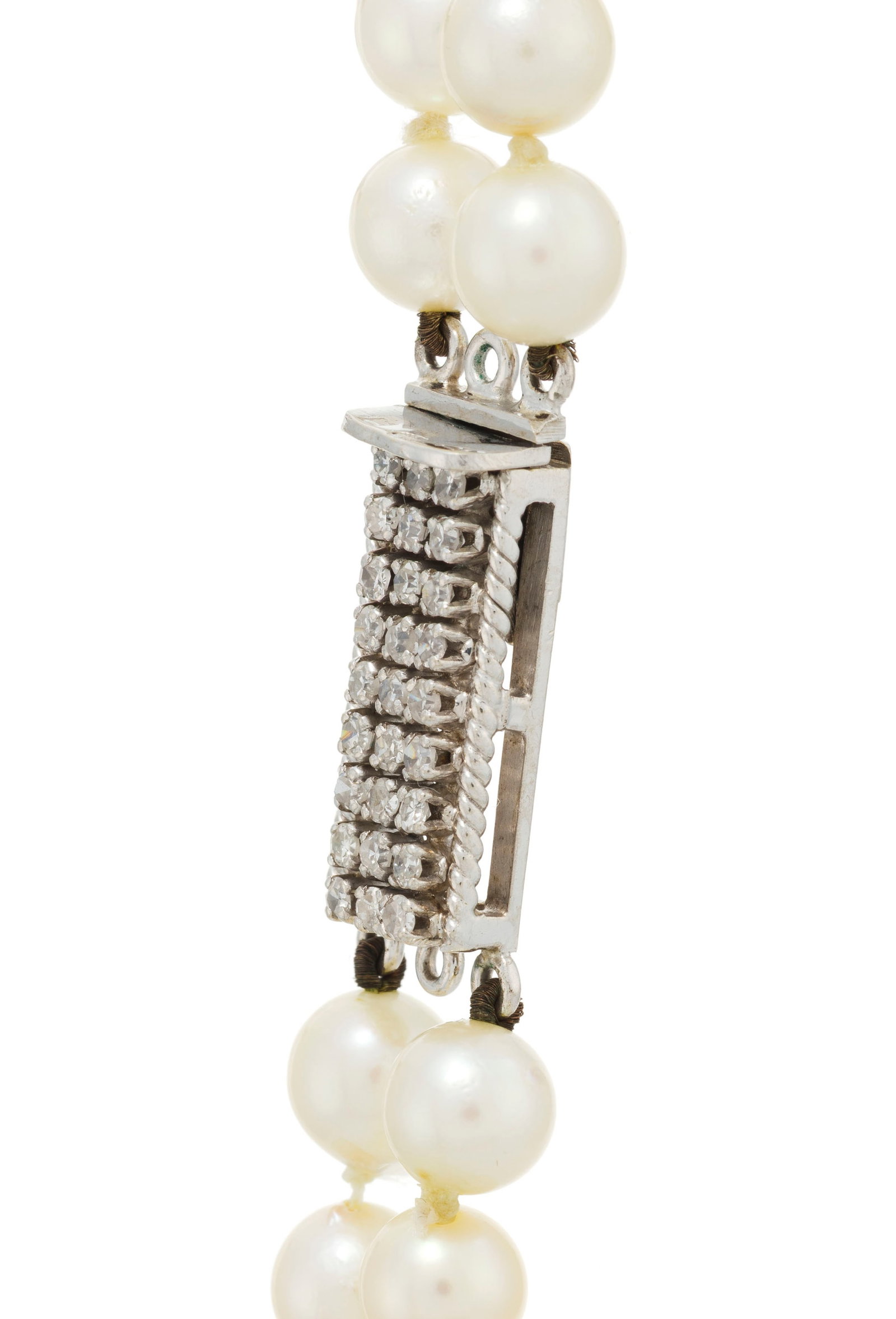 Collier 2 rangs de perles de culture blanches, fermoir en or gris 585 serti de diamants taille 8/8,  - 2