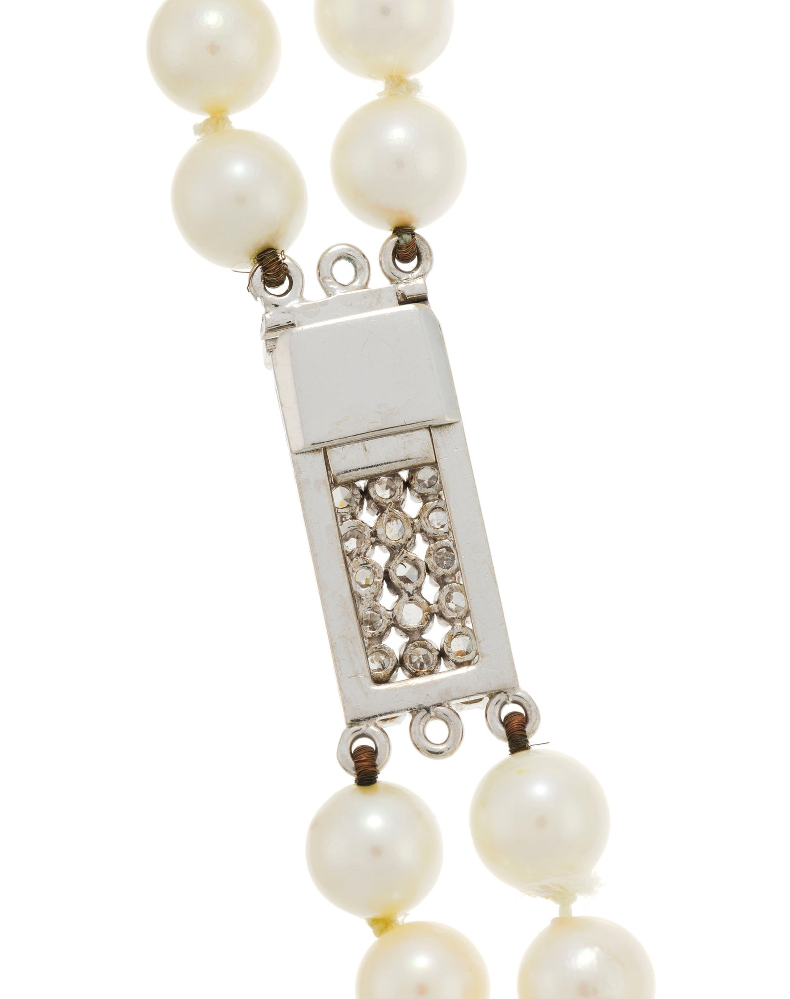 Collier 2 rangs de perles de culture blanches, fermoir en or gris 585 serti de diamants taille 8/8,  - 3