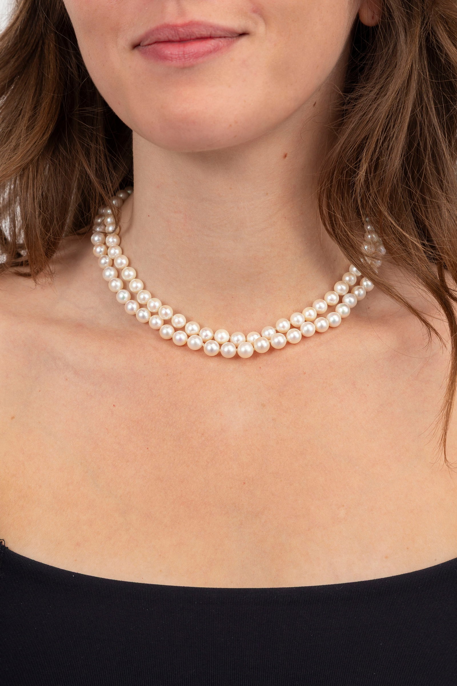 Collier 2 rangs de perles de culture blanches, fermoir en or gris 585 serti de diamants taille 8/8,  - 4