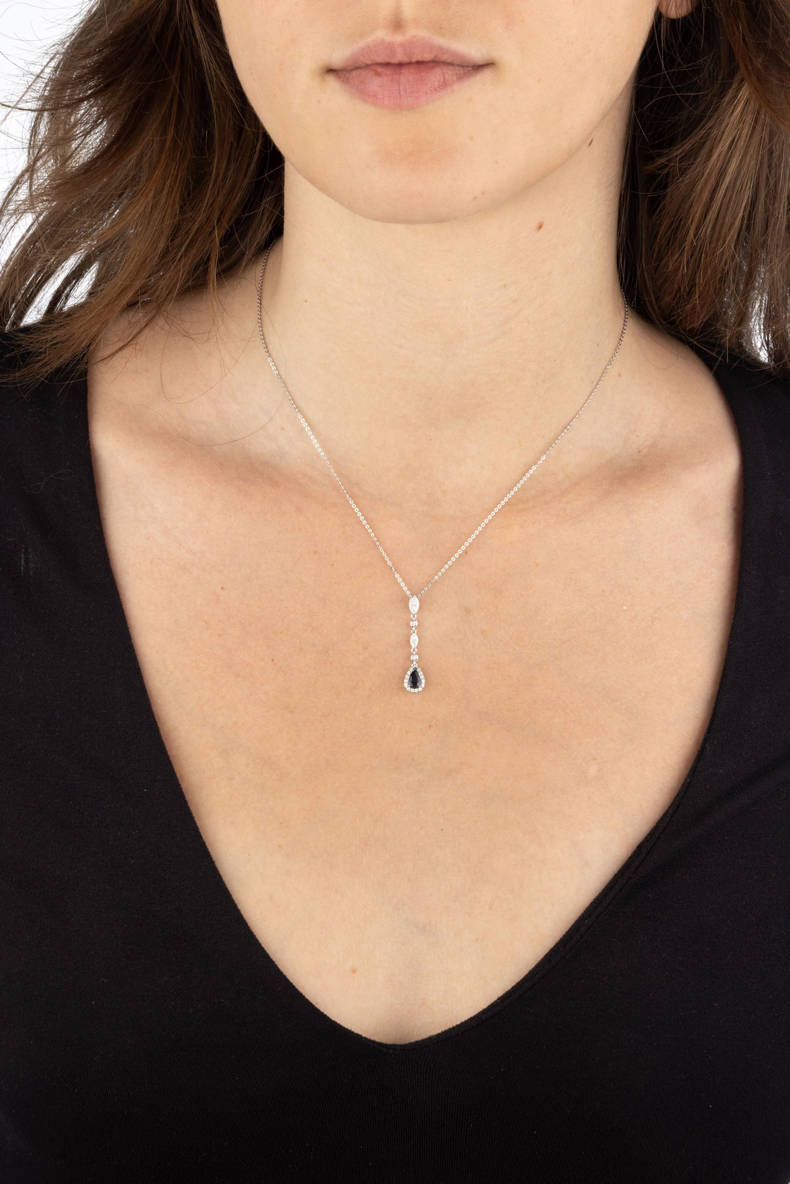 Bucherer, pendentif or gris 750 serti de diamants taille brillant et retenant un saphir taille poire - 4