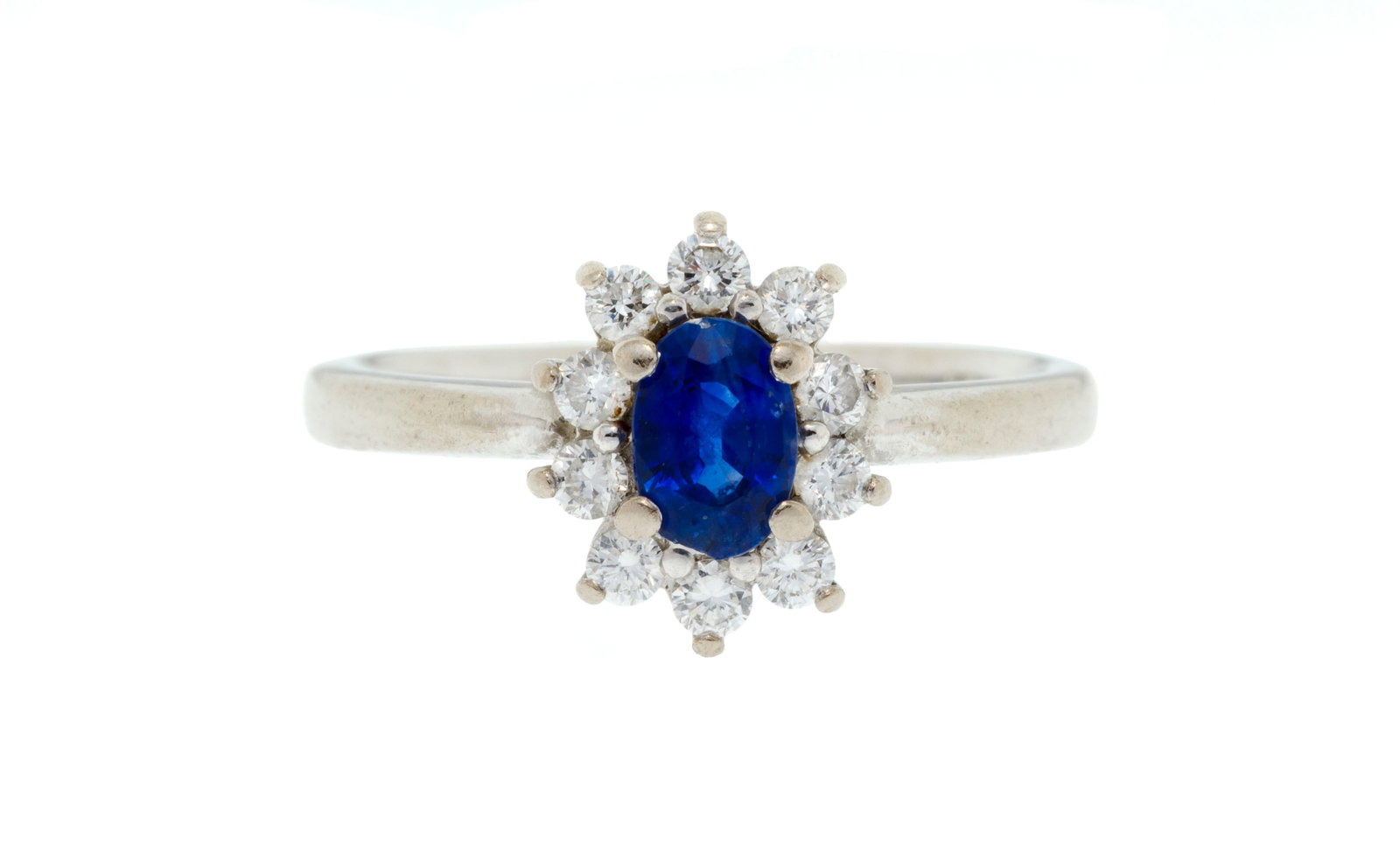 Bucherer, bague or gris 750 sertie d'un saphir ovale entouré de diamants taille brillant, doigt: Bucherer, bague or gris 750 sertie d'un saphir ovale entouré de diamants taille brillant, doigt 53-13 Condition Monture: Bon état de conservation général. Présence de rayures
