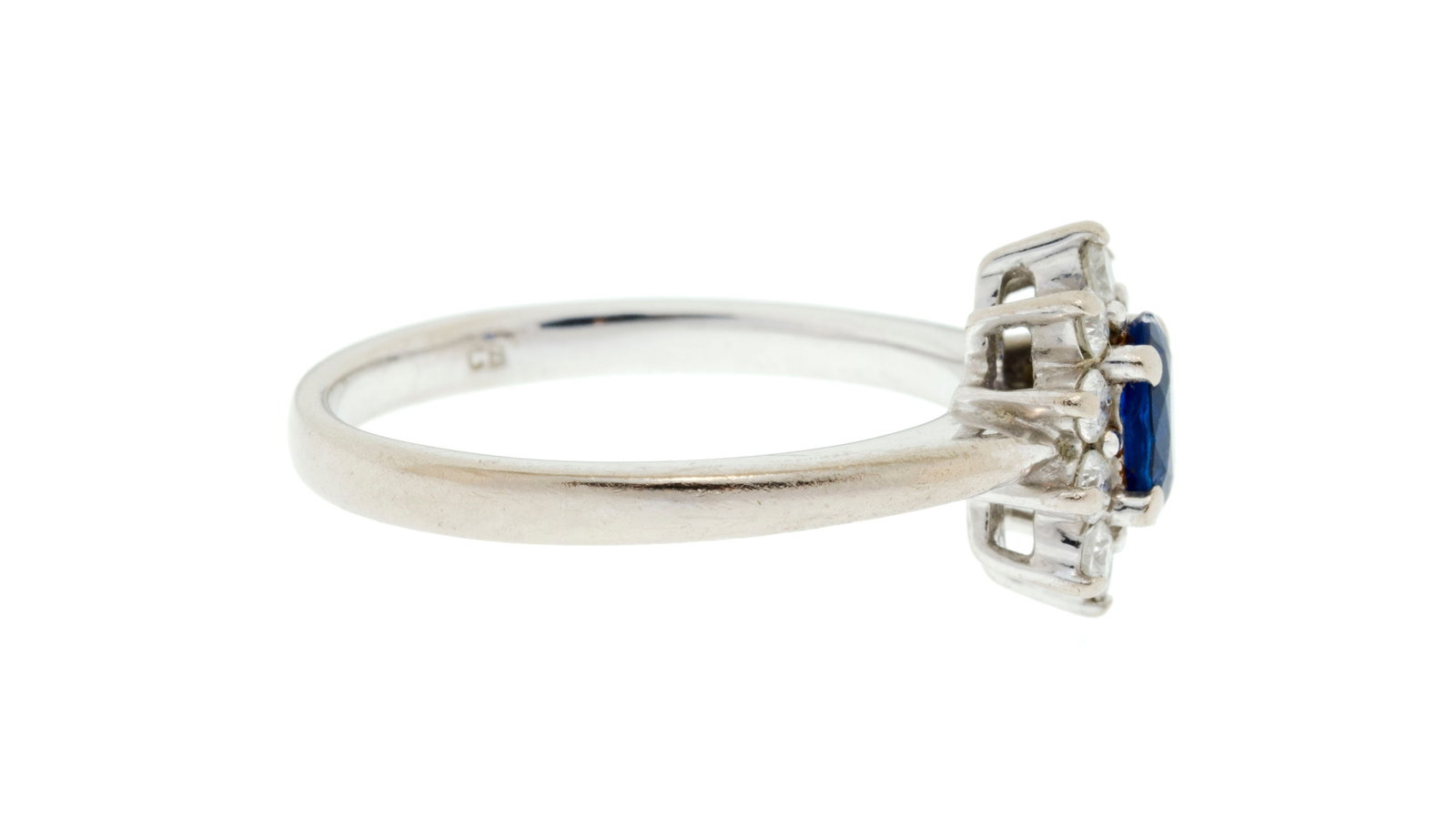 Bucherer, bague or gris 750 sertie d'un saphir ovale entouré de diamants taille brillant, doigt - 2