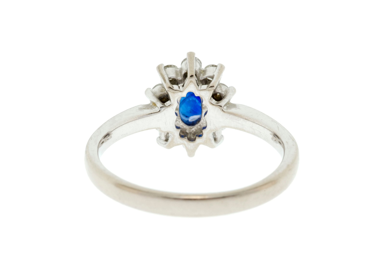 Bucherer, bague or gris 750 sertie d'un saphir ovale entouré de diamants taille brillant, doigt - 3