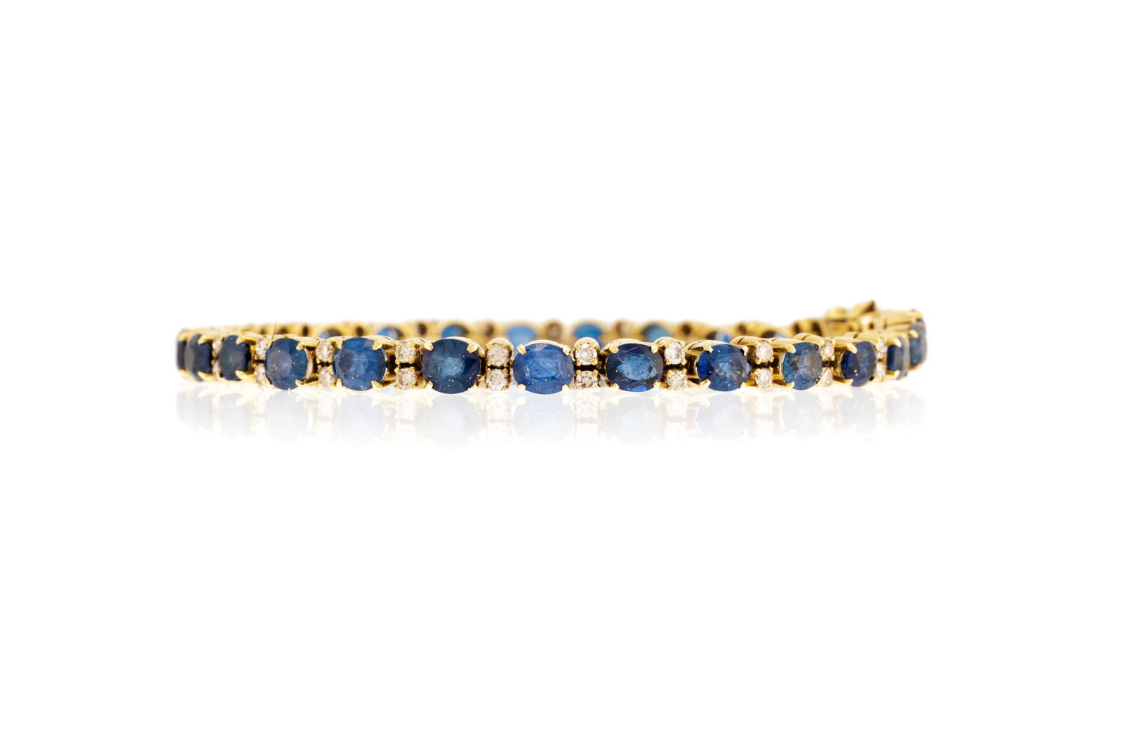 Bracelet rivière or 585 serti de saphirs ovales alternés de diamants taille brillant, long: Bracelet rivière or 585 serti de saphirs ovales alternés de diamants taille brillant, long. 17.3 cm, 11g Condition Bon état de conservation général. Présence de