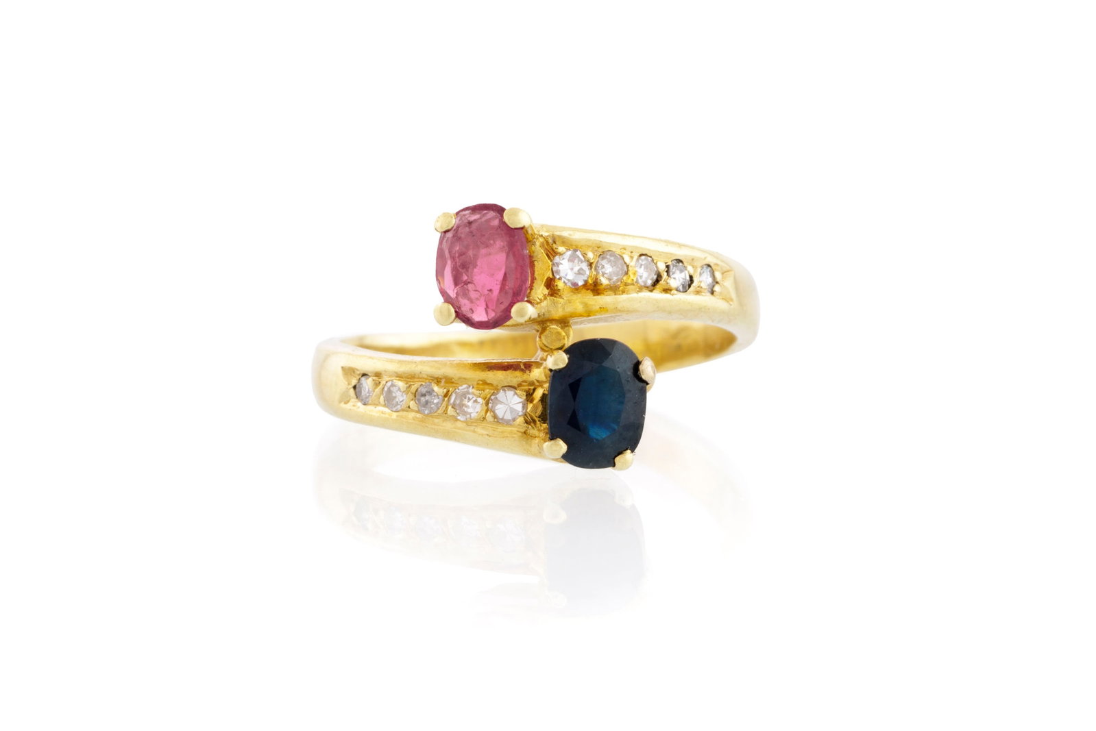Bague Toi&Moi or 585 sertie de saphirs, l'un bleu et l'autre rose, épaulés de diamants tai: Bague Toi&Moi or 585 sertie de saphirs, l'un bleu et l'autre rose, épaulés de diamants taille 8/8, doigt 55-15 Condition Etat bon à moyen. Rayures et signes d'usure à l'or.