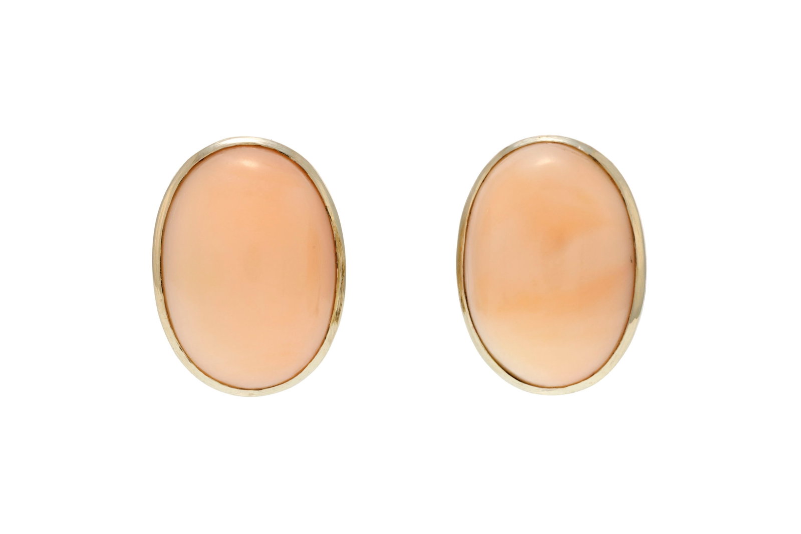Paire de clips d'oreilles or 750 ornés de cabochons de corail rose, h. 1.7 cm, 9g \+ Des res: Paire de clips d'oreilles or 750 ornés de cabochons de corail rose, h. 1.7 cm, 9g + Des restrictions d’exportation ou d’expédition peuvent s’appliquer à ce lot.