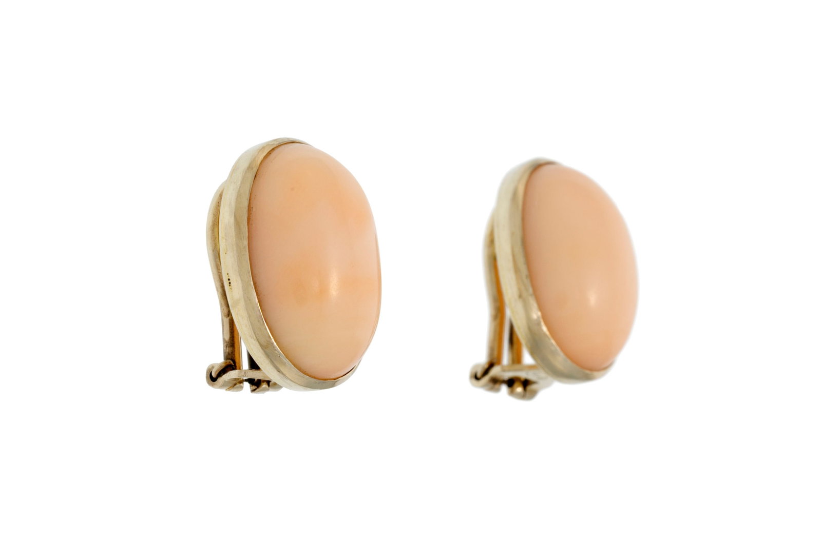 Paire de clips d'oreilles or 750 ornés de cabochons de corail rose, h. 1.7 cm, 9g \+ Des res - 2