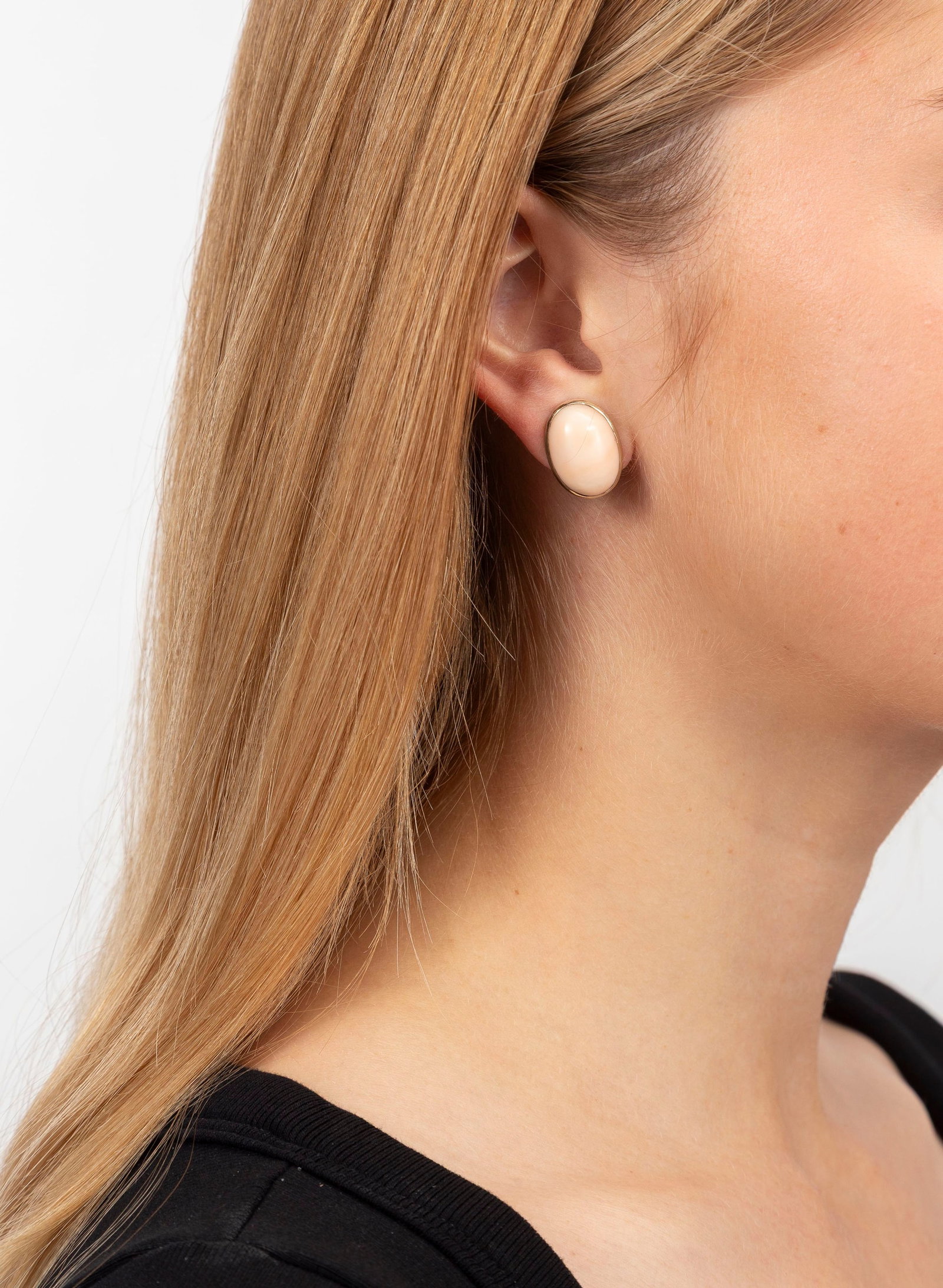 Paire de clips d'oreilles or 750 ornés de cabochons de corail rose, h. 1.7 cm, 9g \+ Des res - 4