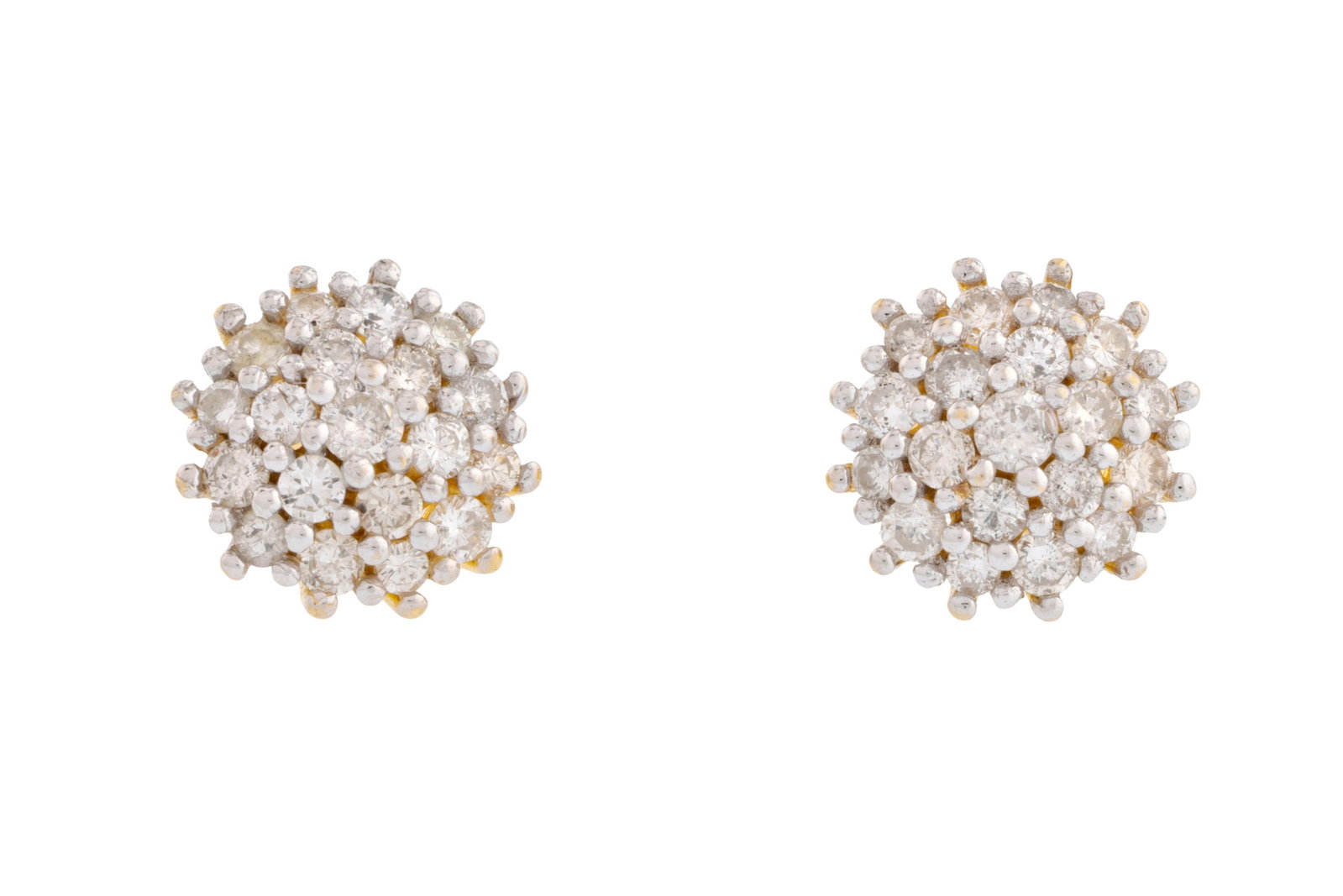 Paire de clous d'oreilles 2 ors 750 sertis de diamants taille brillant, h. 1 cm, 3g: Paire de clous d'oreilles 2 ors 750 sertis de diamants taille brillant, h. 1 cm, 3g Condition Bon état de conservation général. Présence de rayures et micro rayures d'usage normal