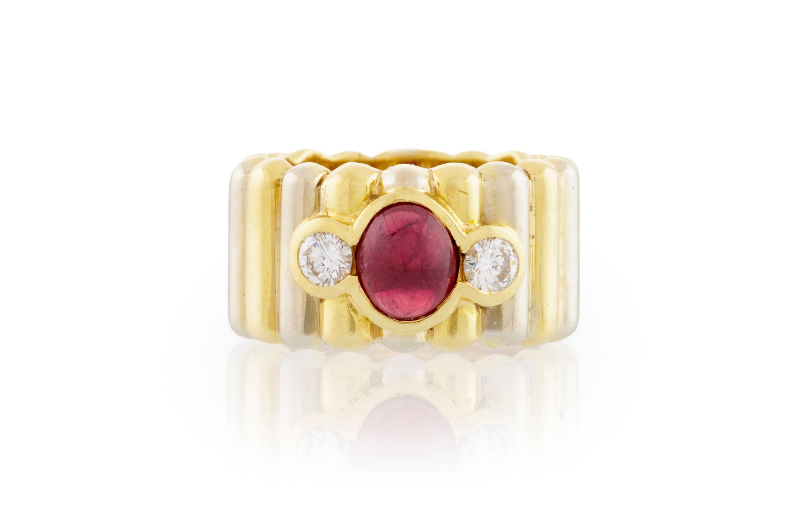 Bague or 750 à décor cannelé sertie d'un cabochon de rubis épaulé de diaman: Bague or 750 à décor cannelé sertie d'un cabochon de rubis épaulé de diamants taille brillant, doigt 51-11, 9g Condition Bon état de conservation général. Pr