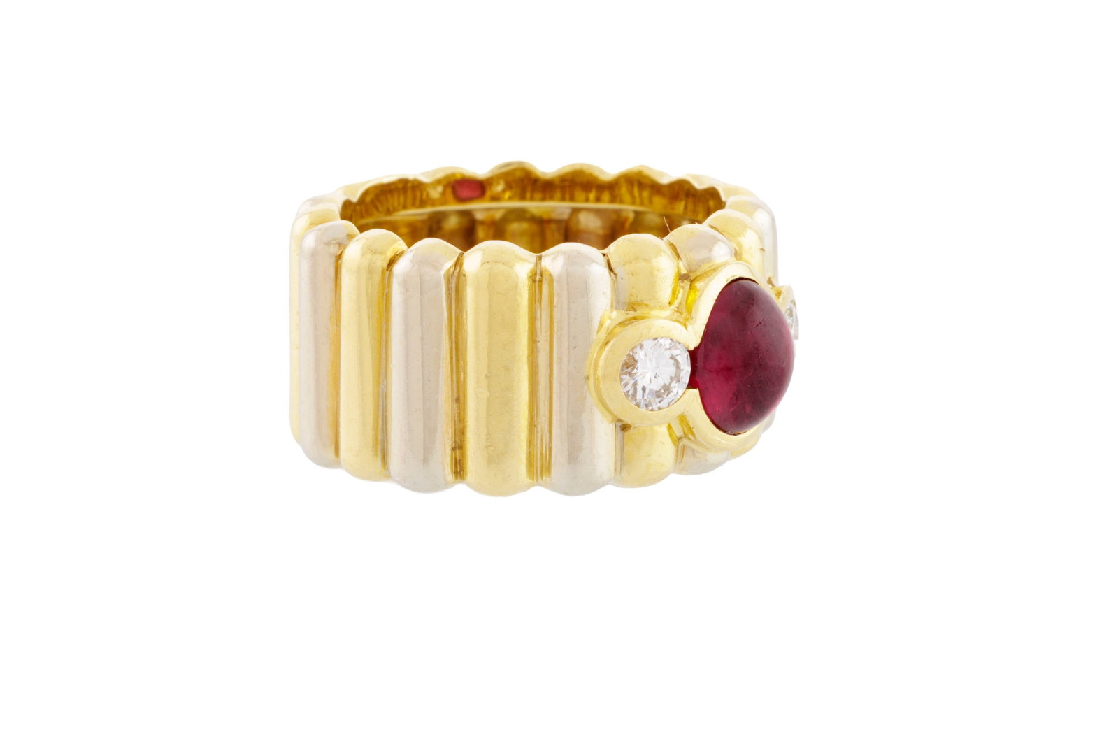 Bague or 750 à décor cannelé sertie d'un cabochon de rubis épaulé de diaman - 2