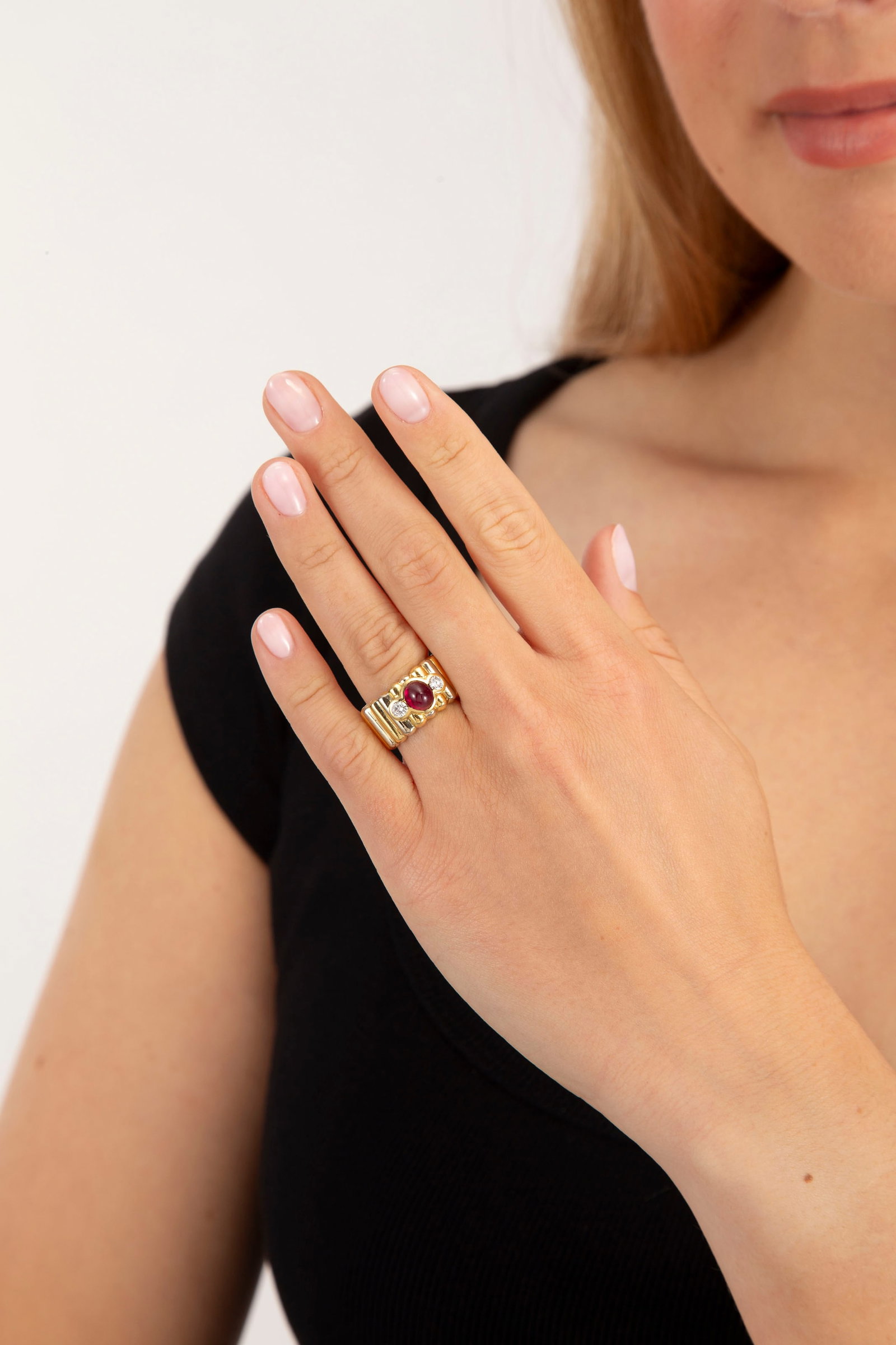 Bague or 750 à décor cannelé sertie d'un cabochon de rubis épaulé de diaman - 4