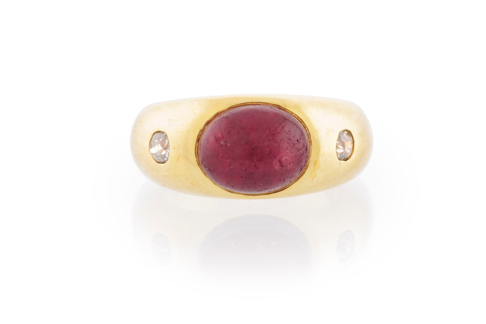 Bague jonc or 750 sertie d'un cabochon de rubis épaulé de deux diamants taille ancienne, d: Bague jonc or 750 sertie d'un cabochon de rubis épaulé de deux diamants taille ancienne, doigt 46-6, 9g Condition Monture: Bon état de conservation général. Présence de
