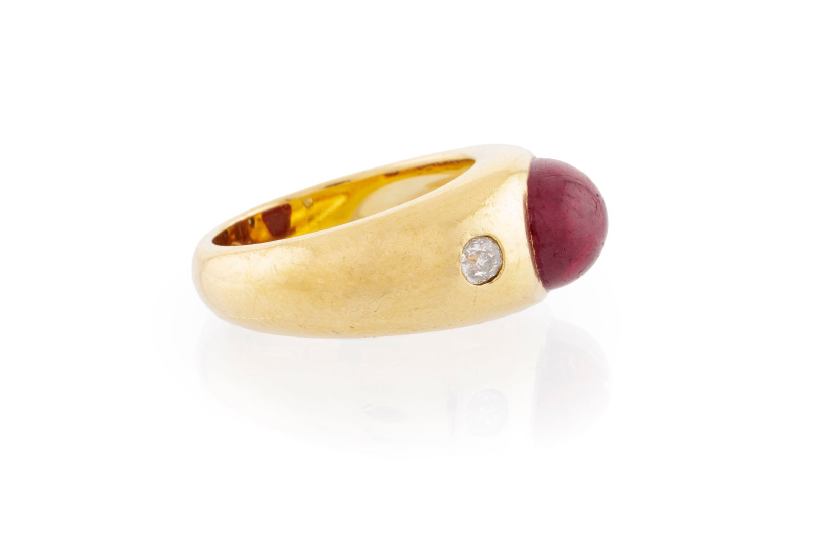Bague jonc or 750 sertie d'un cabochon de rubis épaulé de deux diamants taille ancienne, d - 2