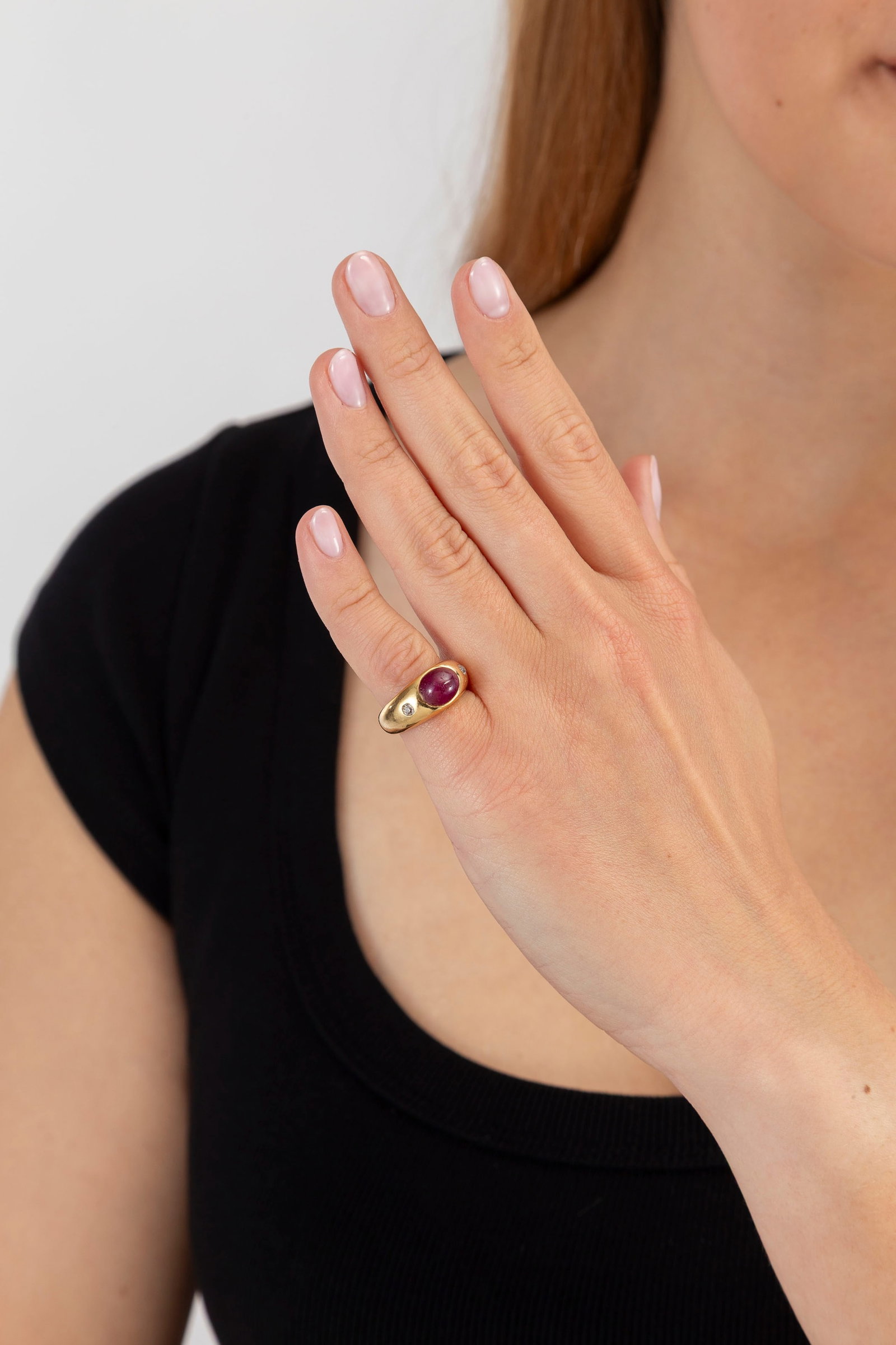 Bague jonc or 750 sertie d'un cabochon de rubis épaulé de deux diamants taille ancienne, d - 4