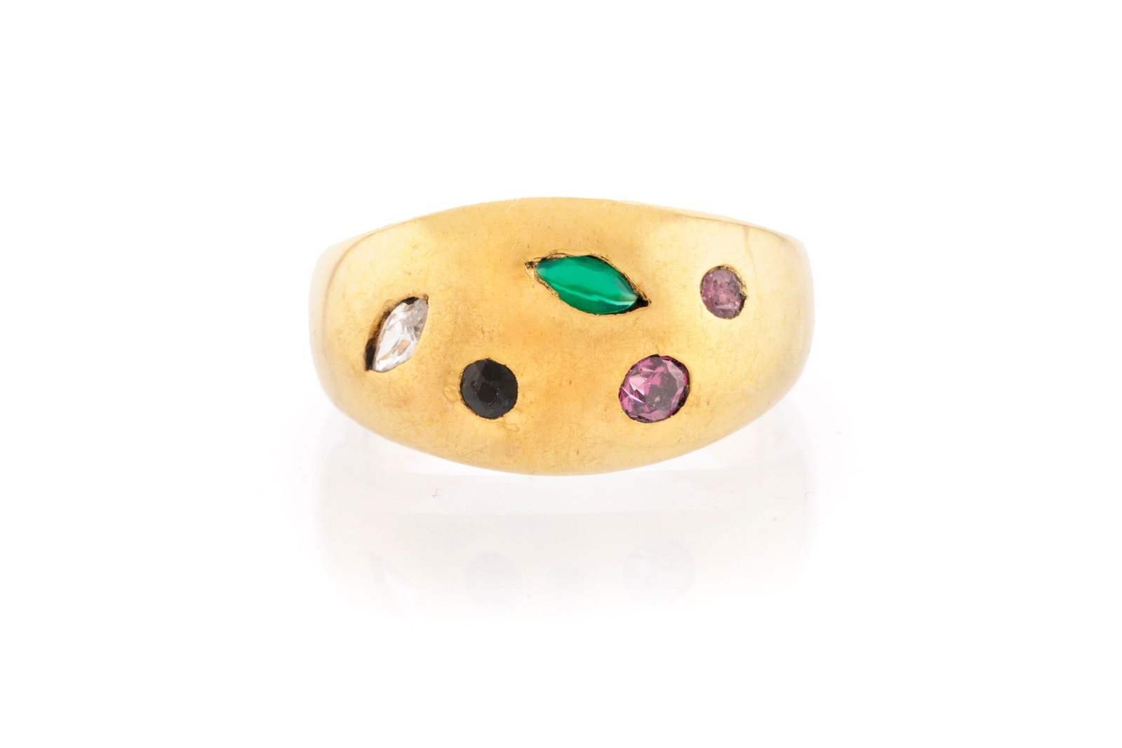 Bague en métal sertie de diverses pierres dont un diamant d'imitation, un saphir, une chrysopra: Bague en métal sertie de diverses pierres dont un diamant d'imitation, un saphir, une chrysoprase, une améthyste et un saphir violet, doigt 52-12, 3g Condition Etat bon à moyen.