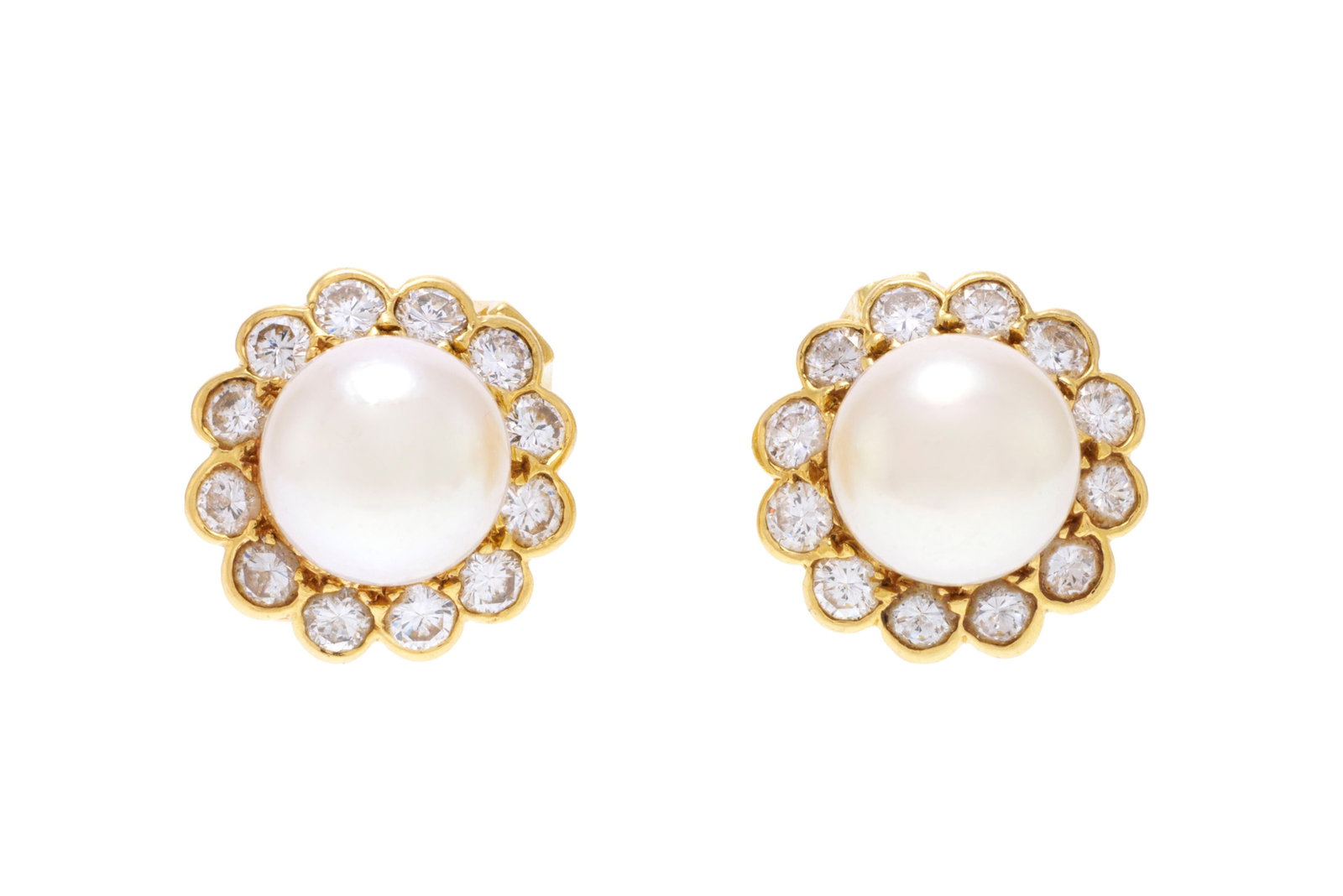 Paire de clips d'oreilles or 750 ornés de perles de culture blanches entourées de diamants (1 of 4)