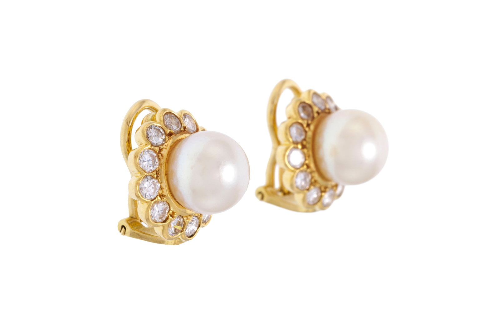 Paire de clips d'oreilles or 750 ornés de perles de culture blanches entourées de diamants - 2