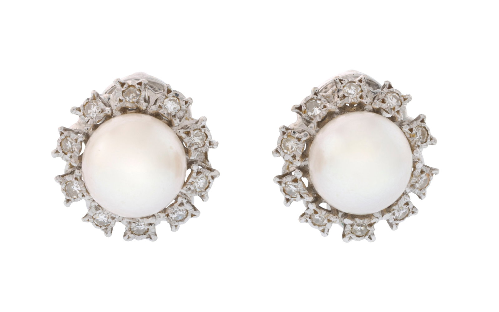 Paire de clips d'oreilles or gris 750 ornés de perles de culture blanches entourées de dia (1 of 4)