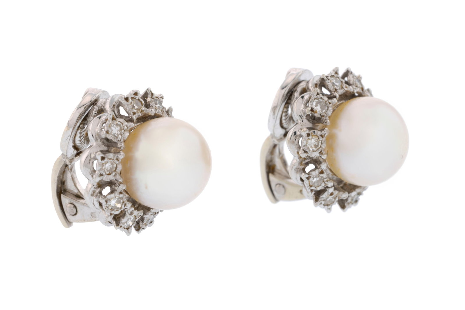 Paire de clips d'oreilles or gris 750 ornés de perles de culture blanches entourées de dia - 2
