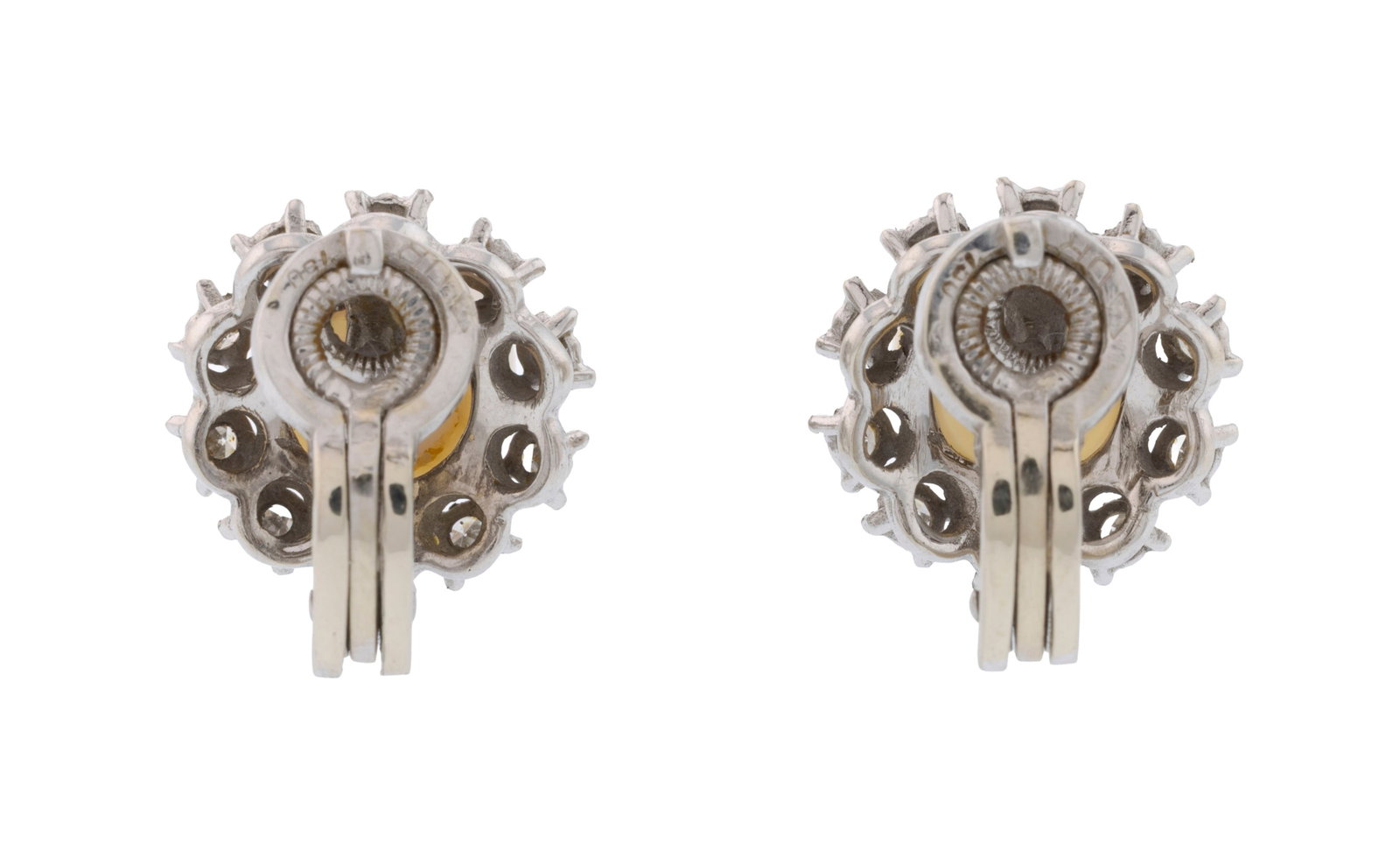 Paire de clips d'oreilles or gris 750 ornés de perles de culture blanches entourées de dia - 3