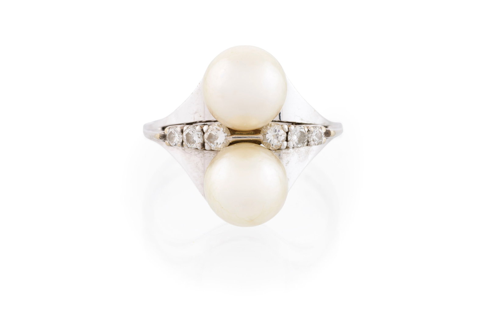 Bague or gris 750 ornée de deux perles de culture et de diamants taille brillant en chute, doig: Bague or gris 750 ornée de deux perles de culture et de diamants taille brillant en chute, doigt 58-18, 8g Condition Bon état de conservation général. Présence de rayures et