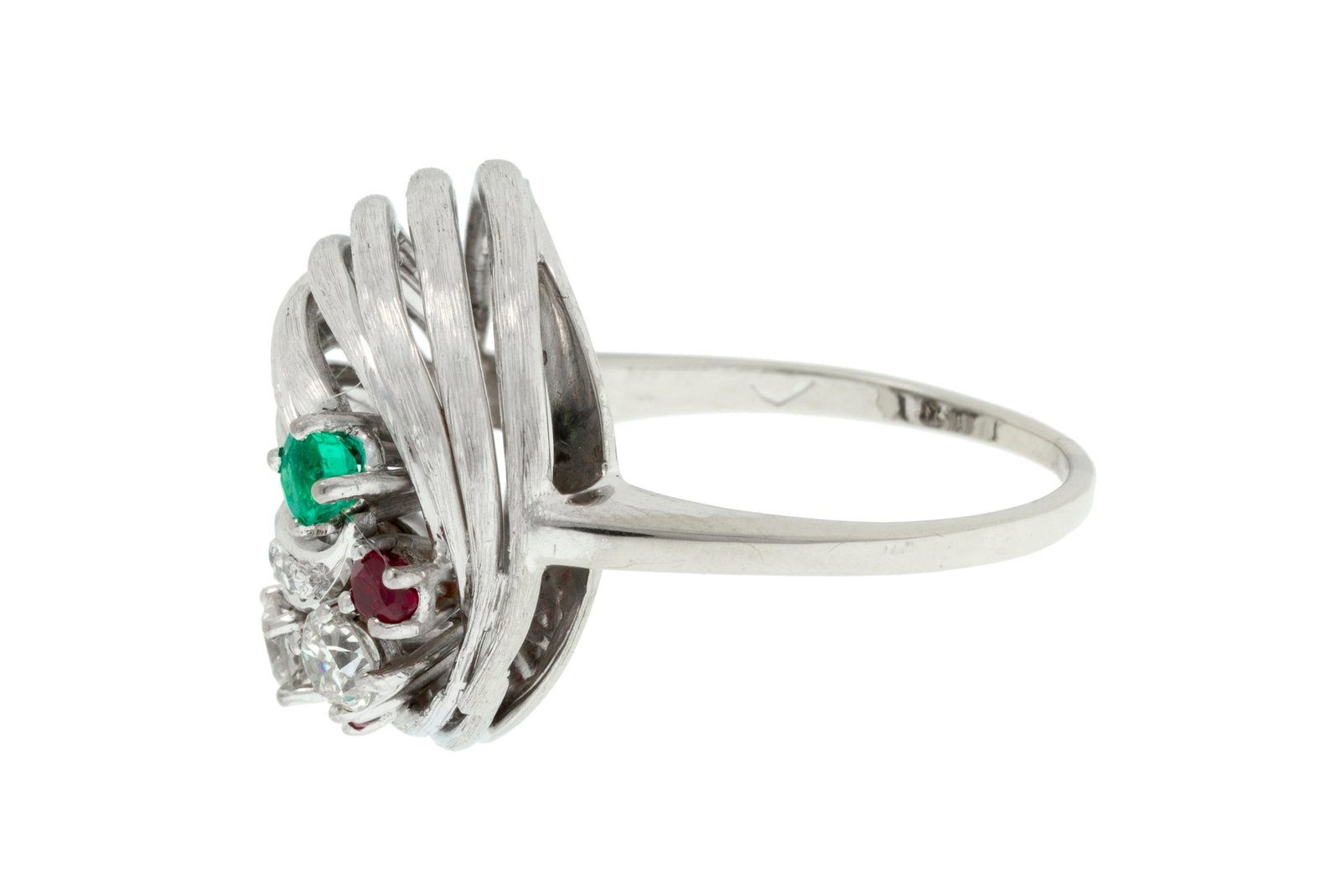 Bague or 750 formée de fils texturés surmontés d'une émeraude, de rubis ainsi qu - 2