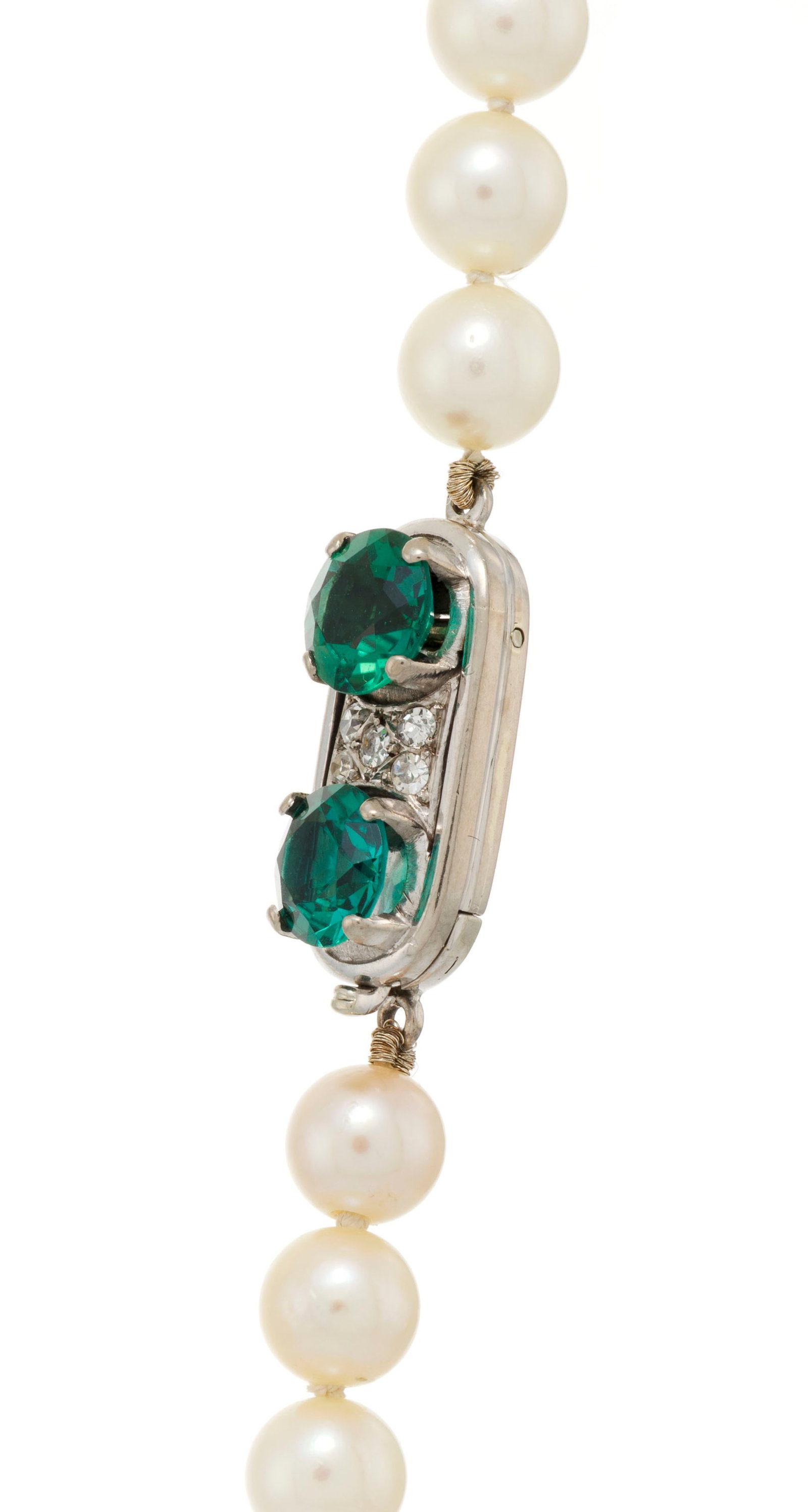 Collier 1 rang de perles de culture blanches, fermoir or gris 750 serti de diamants taille 8/8 et de - 2