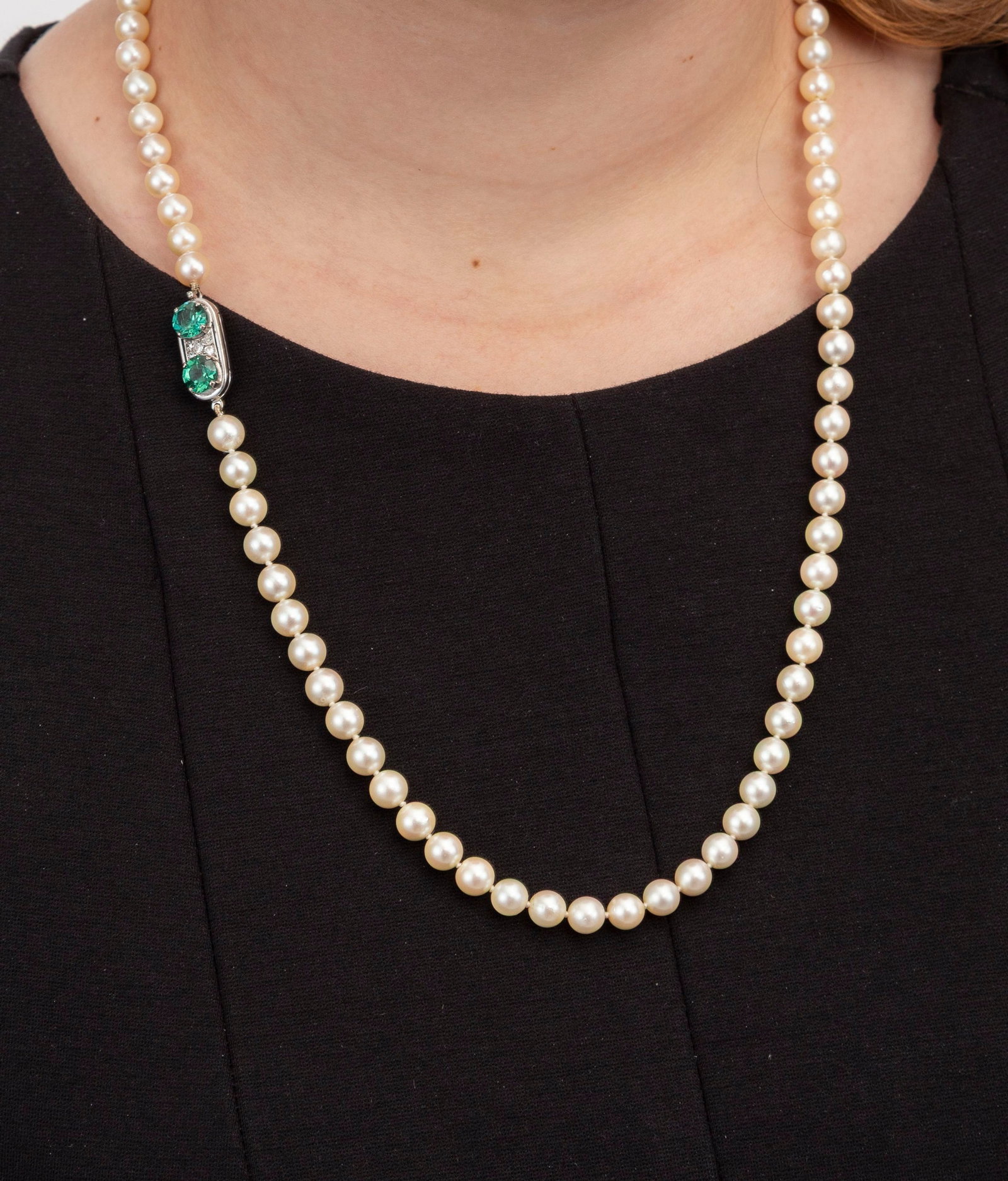 Collier 1 rang de perles de culture blanches, fermoir or gris 750 serti de diamants taille 8/8 et de - 3