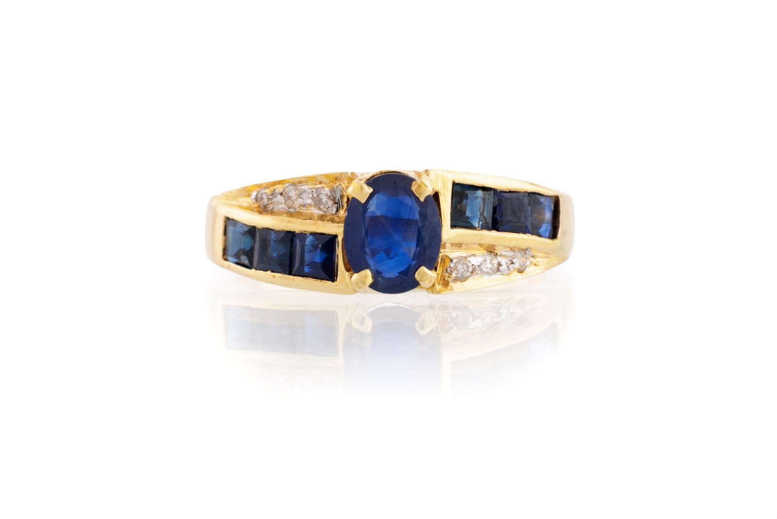 Bague or 750 sertie d'un saphir taille ovale épaulé de diamants taille brillant et de saph: Bague or 750 sertie d'un saphir taille ovale épaulé de diamants taille brillant et de saphirs taille carrée, doigt 53.5-13.5 Condition Bon état de conservation général