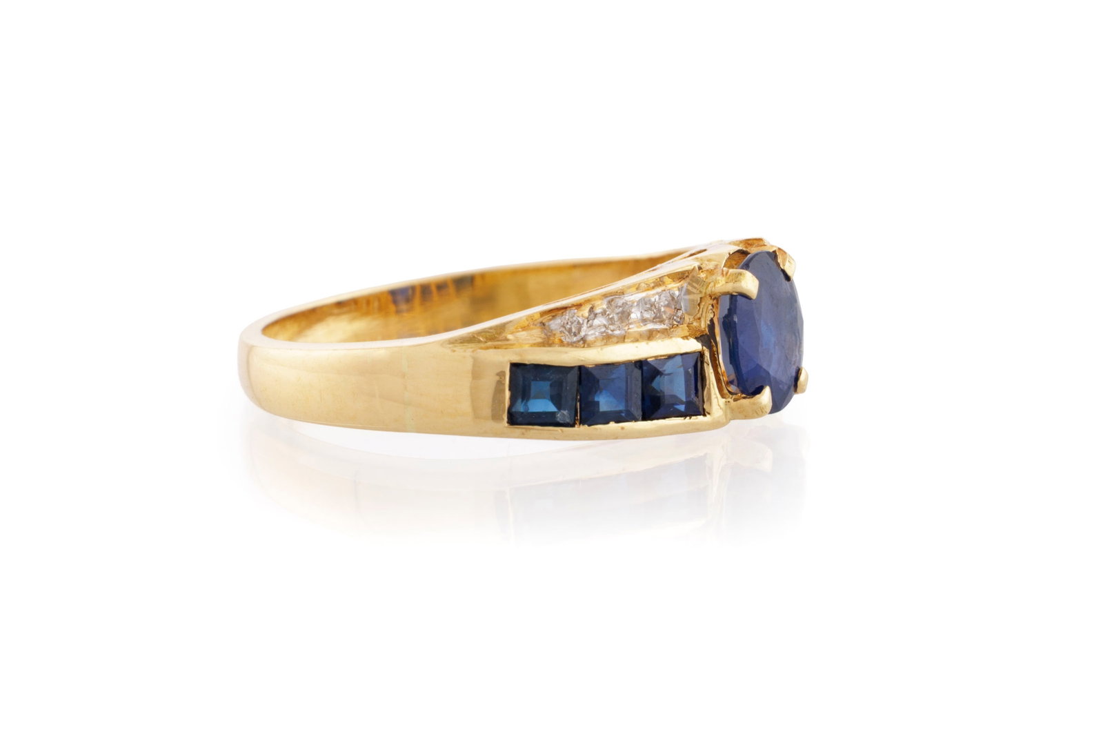 Bague or 750 sertie d'un saphir taille ovale épaulé de diamants taille brillant et de saph - 2